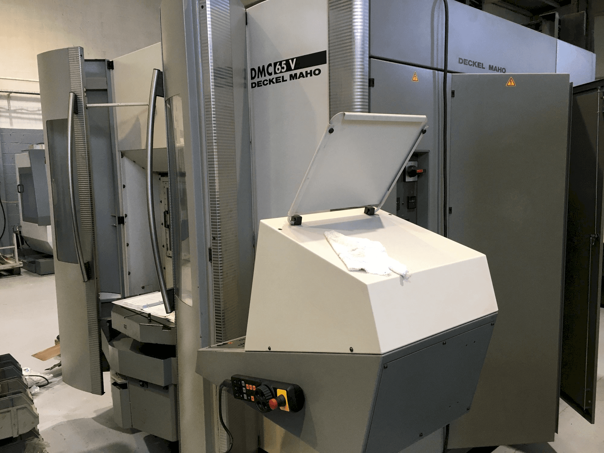 Koneen DECKEL MAHO DMC 65V etunäkymä