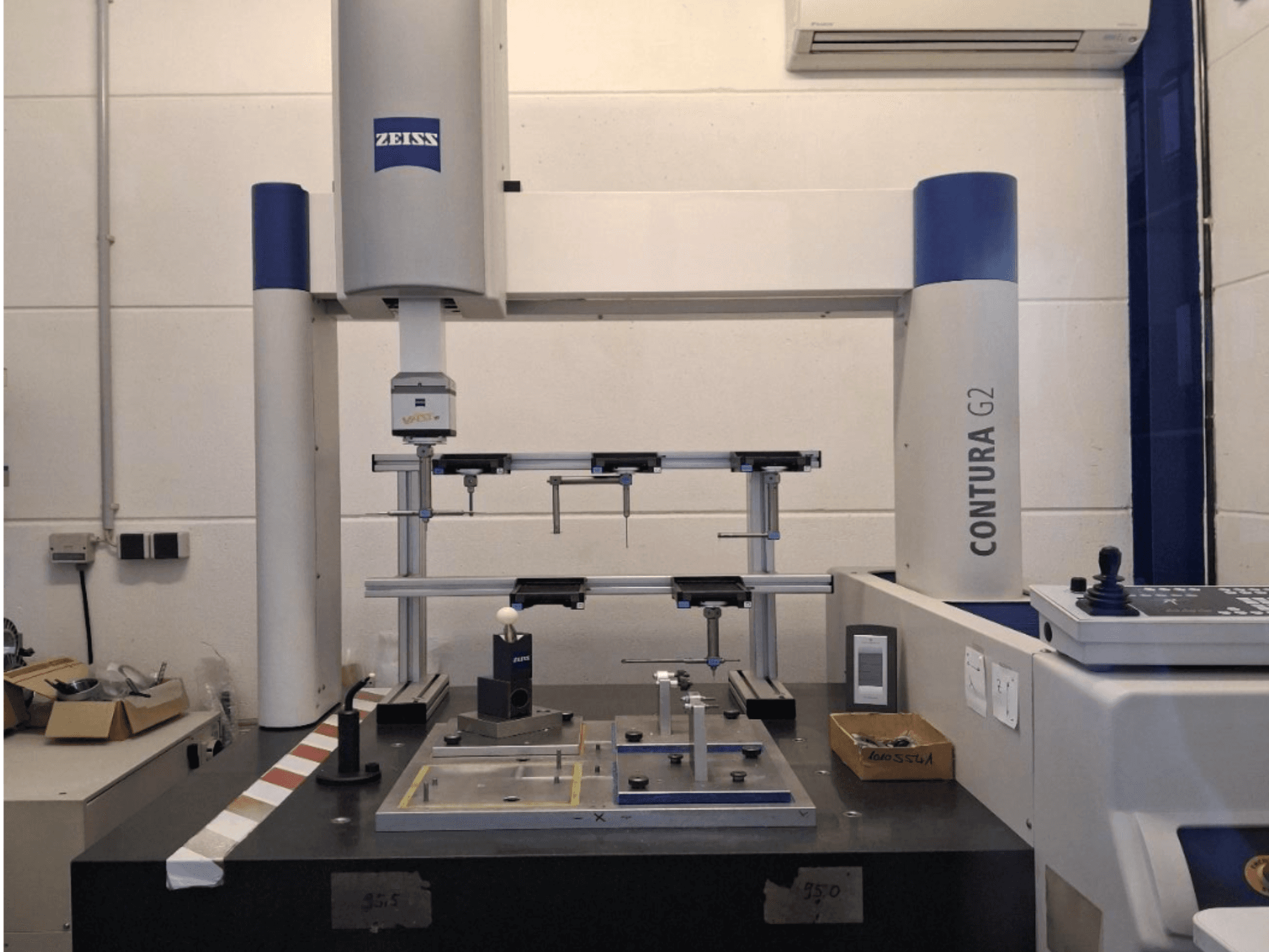 ZEISS Contura G2 CMM -mittalaite laboratorioympäristössä, jossa mittauslaite ja ohjauspaneeli näkyvät edestäpäin.