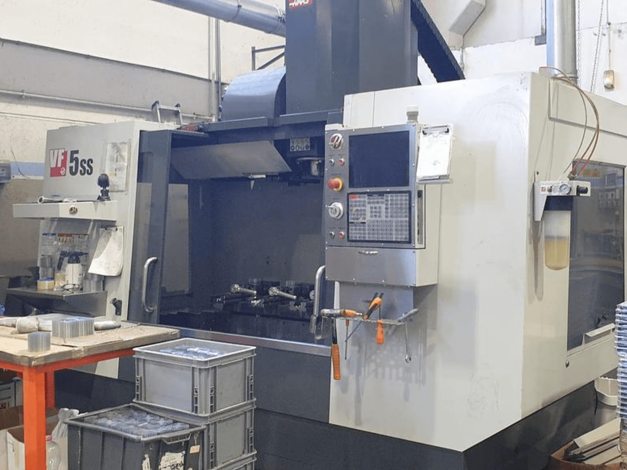 HAAS VF-5SS -pystytyöstökeskus edestä, jossa näkyy ohjauspaneeli, työtila ja säilytyslaatikot.