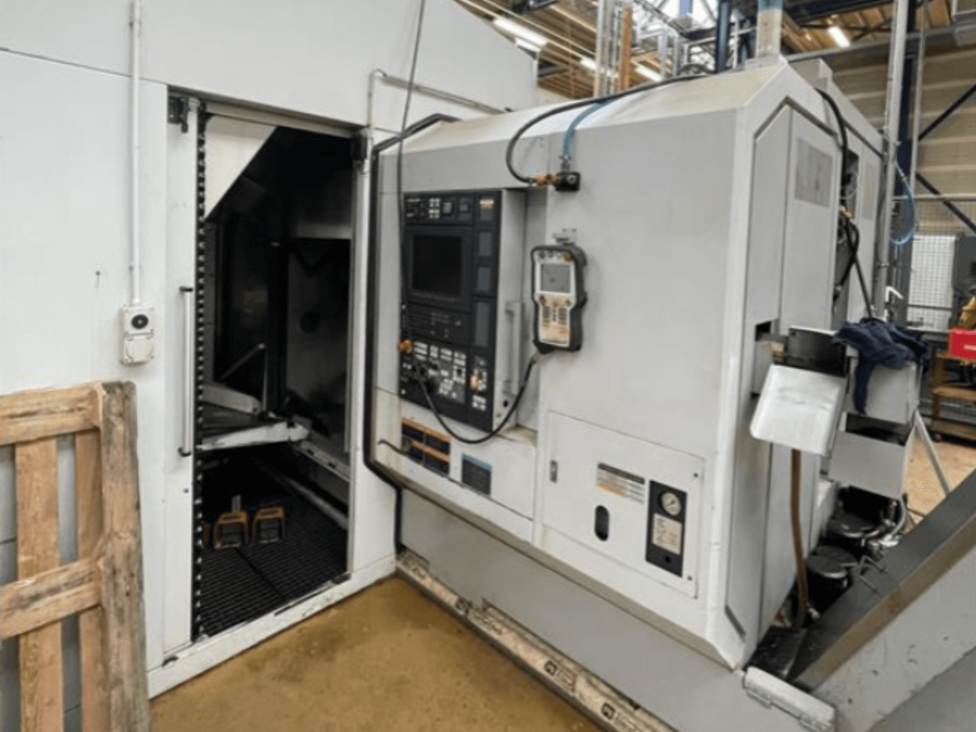 DMG Mori Seiki NZ2000T3Y2 vaakasuora sorvauskone, sivukuva, jossa näkyy ohjauspaneeli ja koneen sisätilat.