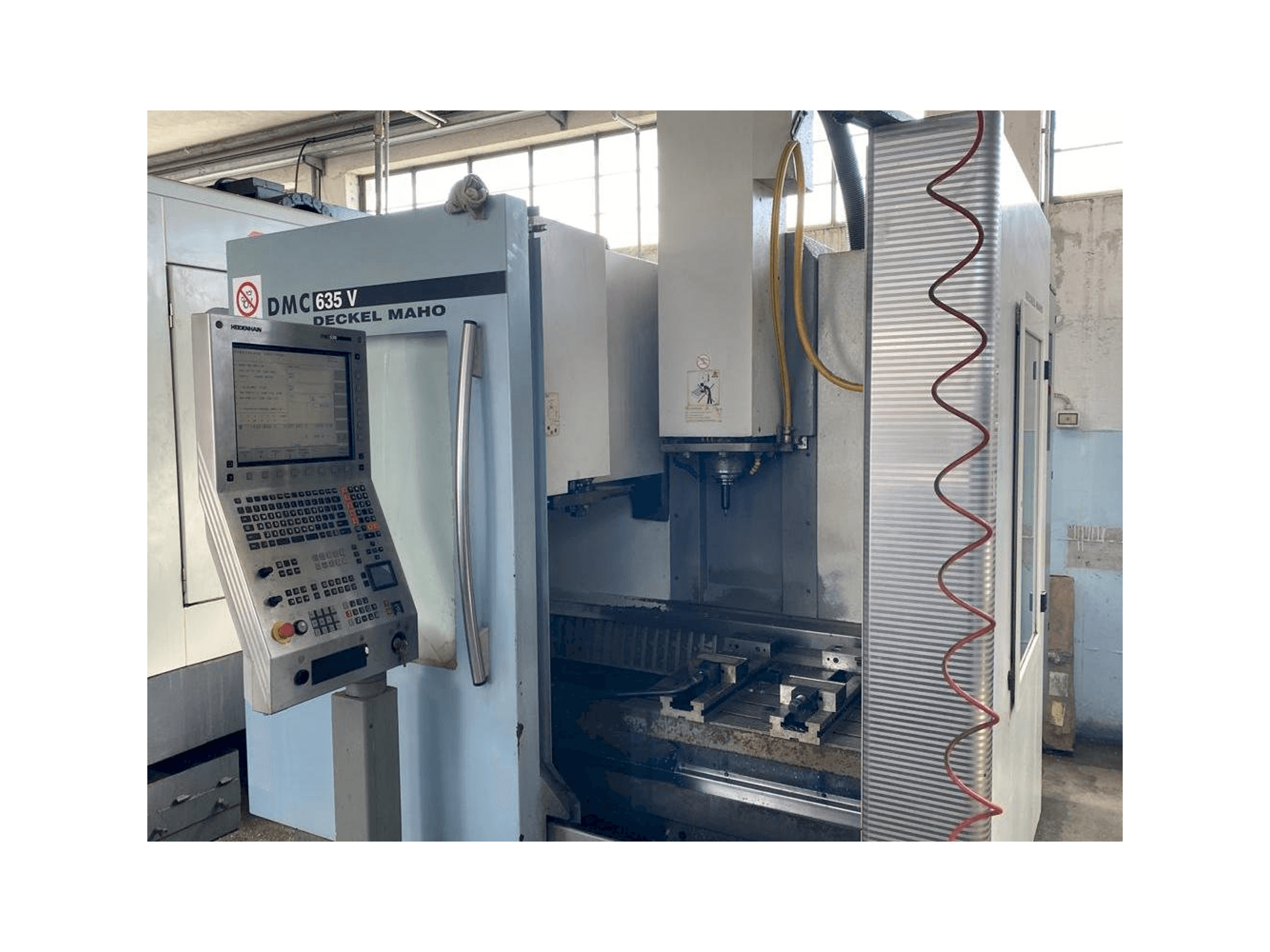 Koneen DECKEL MAHO DMC 635V etunäkymä