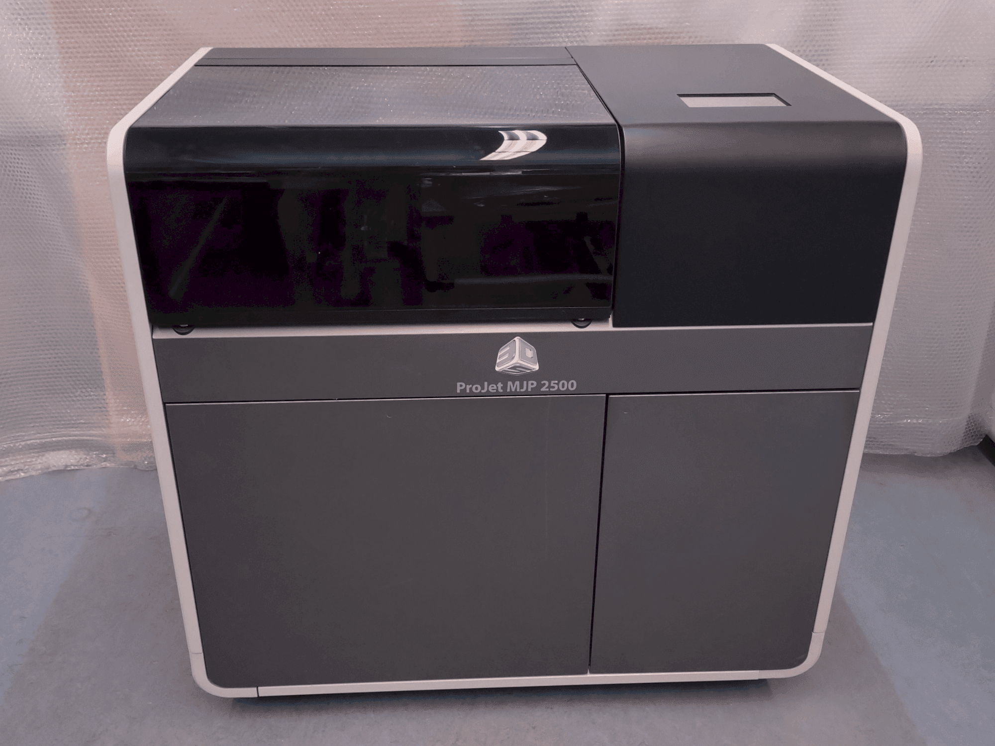 Koneen 3DSYSTEMS ProJet 2500 Plus etunäkymä