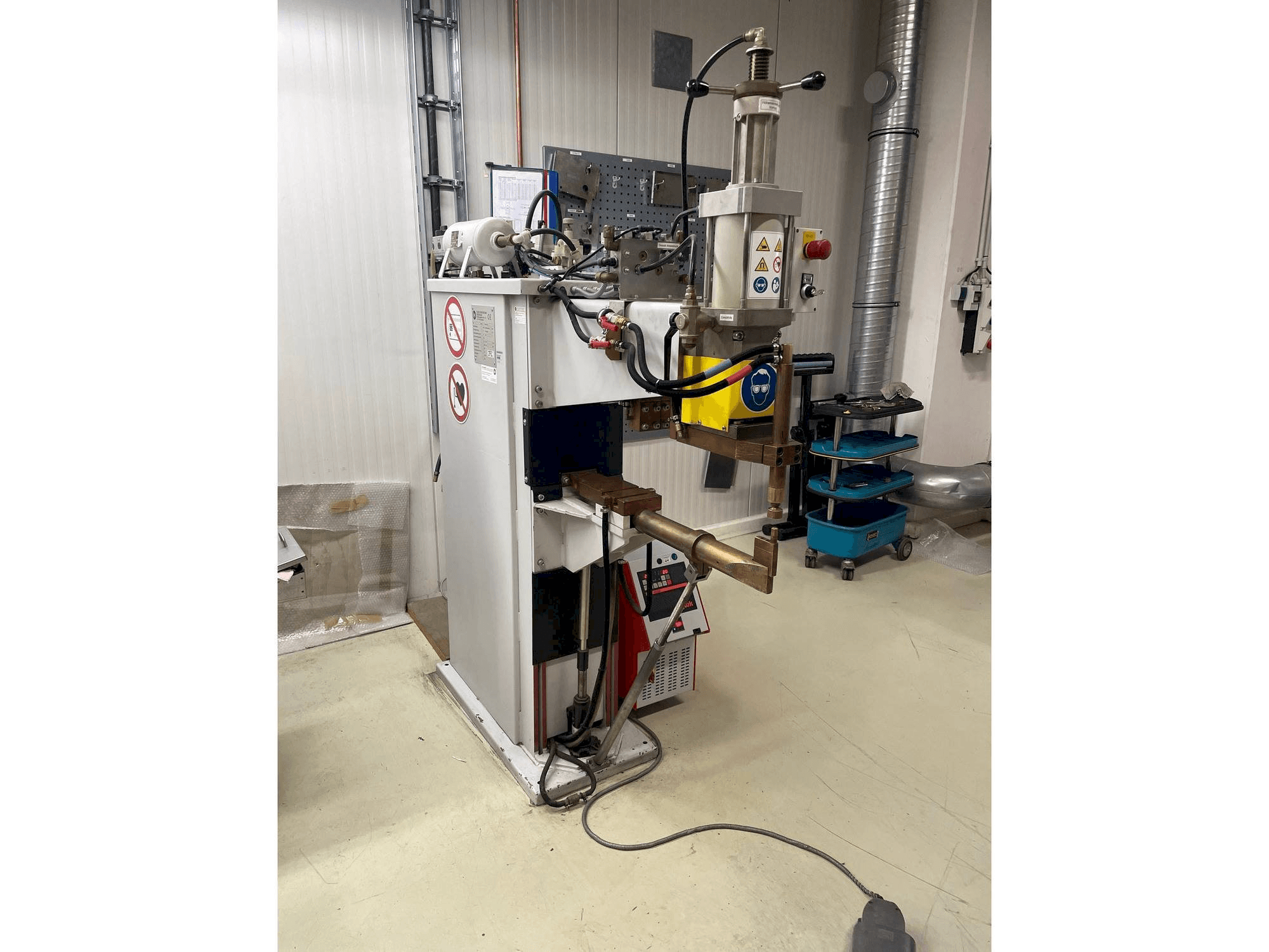 Koneen ESD 8212 S etunäkymä