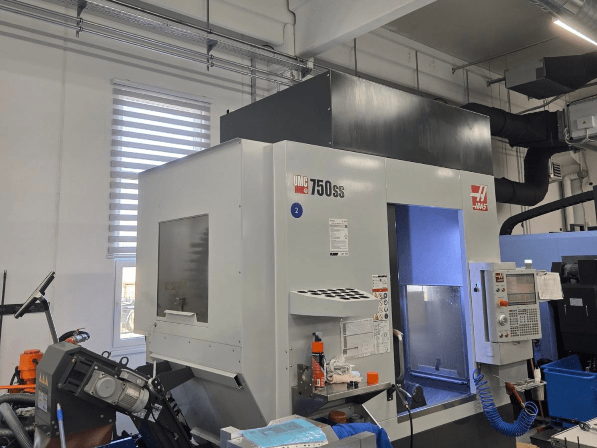 Haas UMC-750SS -pystytyöstökeskus, etukuva, jossa on ohjauspaneeli ja vapaa pääsy työstöalueelle.