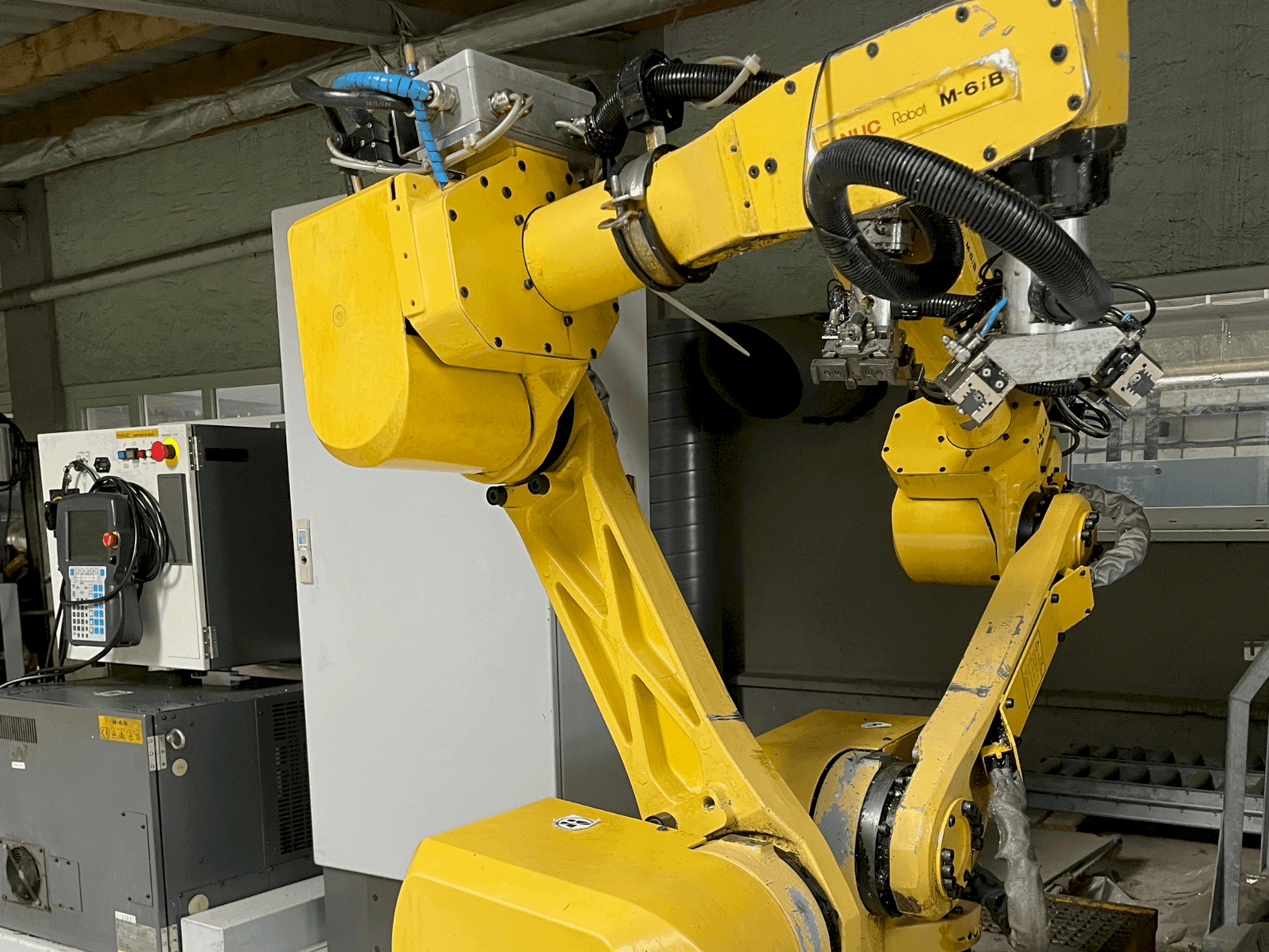 Koneen FANUC M-6iB etunäkymä