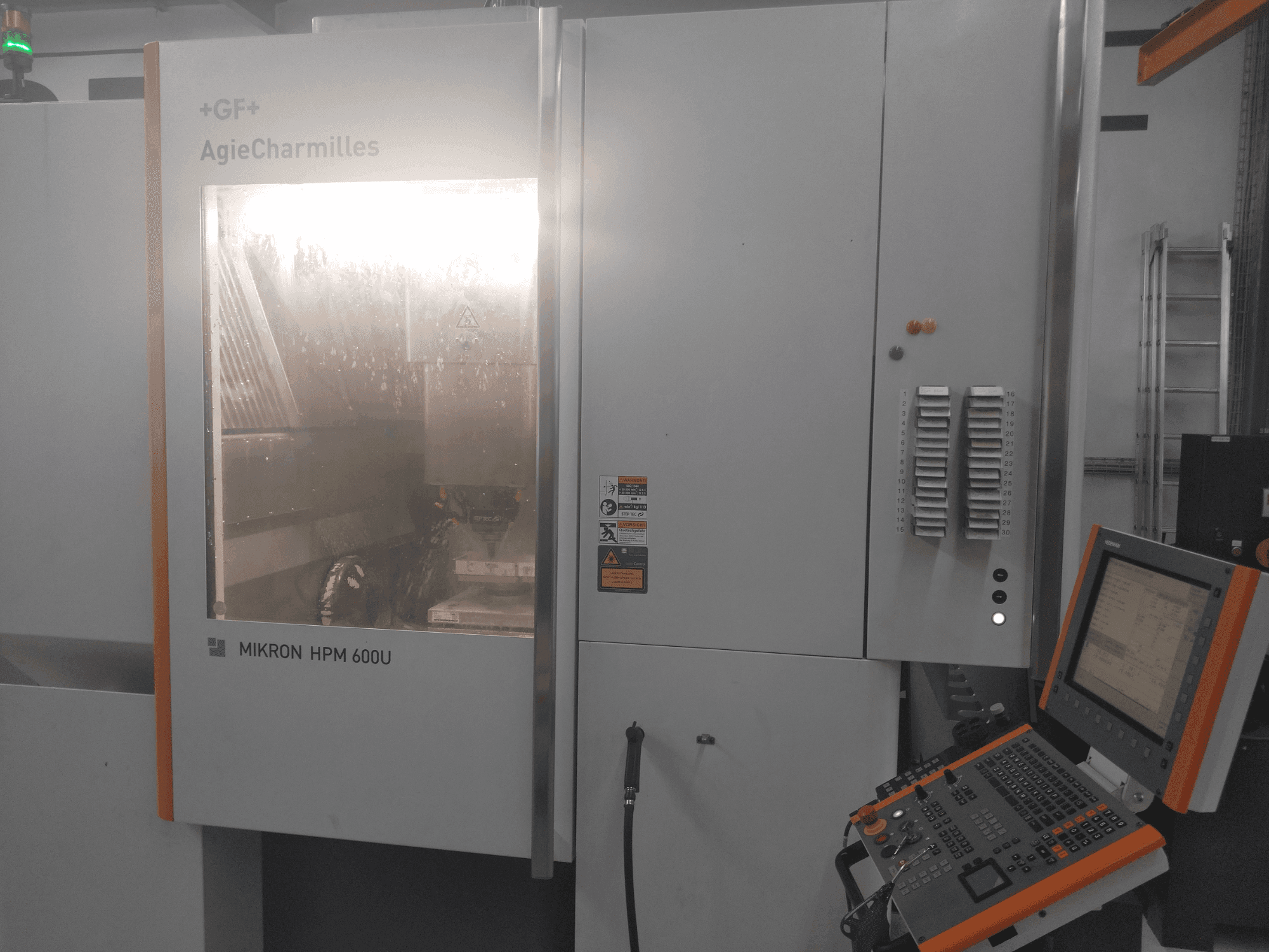 Koneen MIKRON HPM 600U etunäkymä