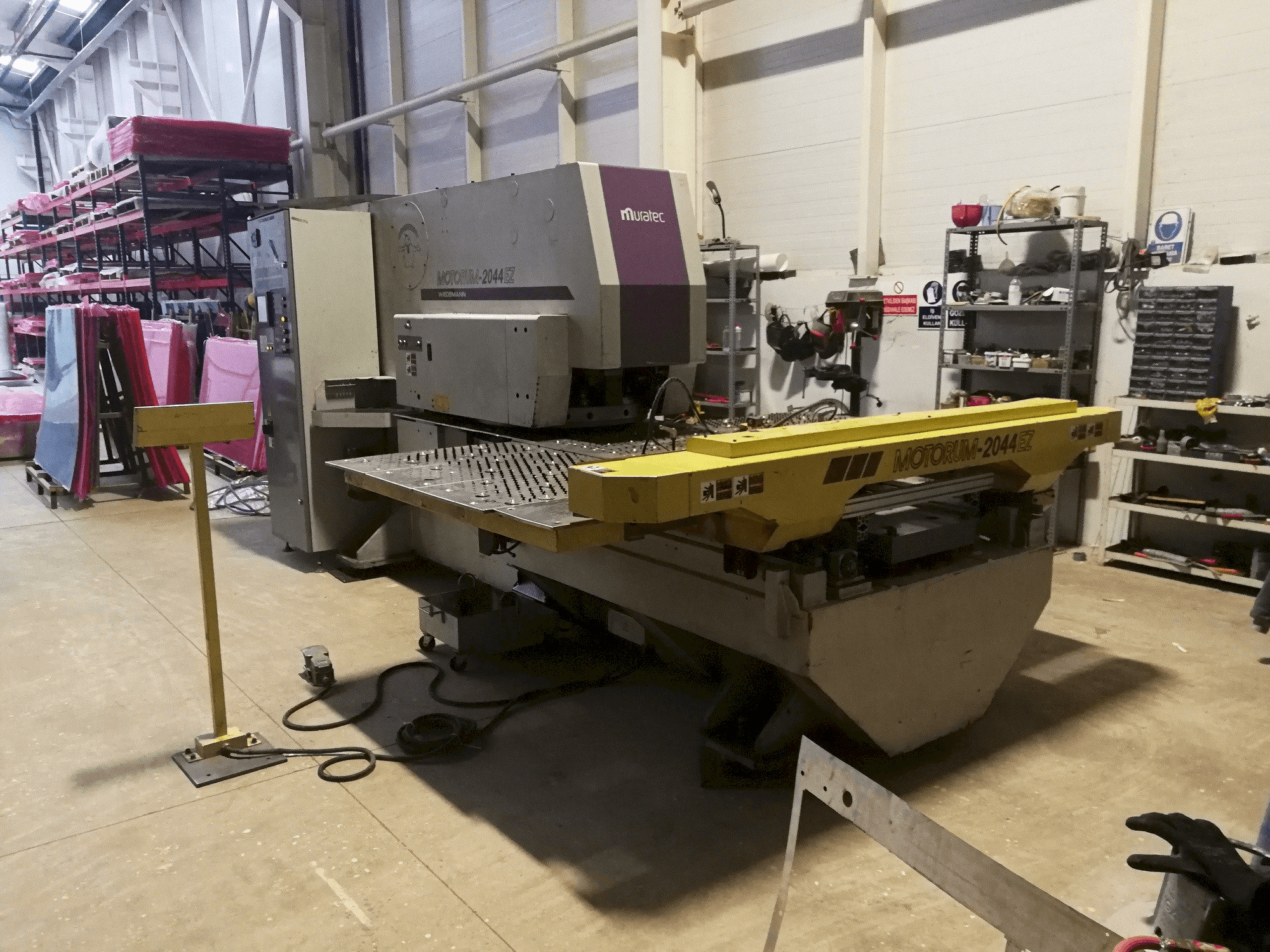 Koneen Muratec Motorum 2044 EZ vasemman sivun näkymä