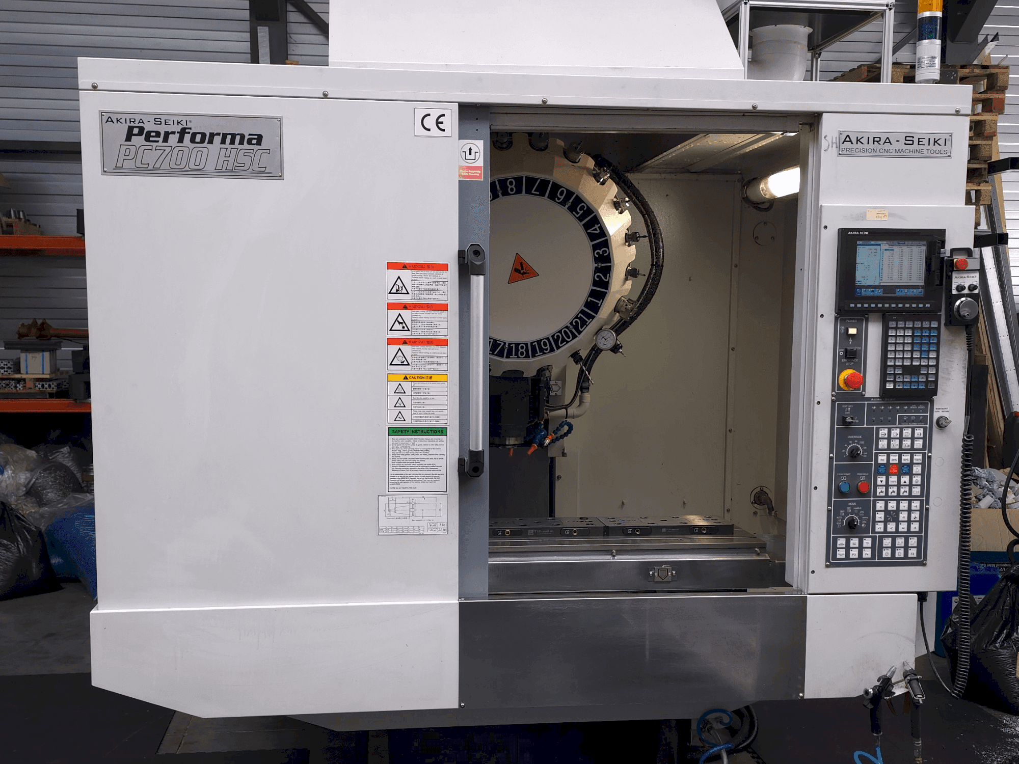 Koneen Akira Seiki PC700HSC etunäkymä