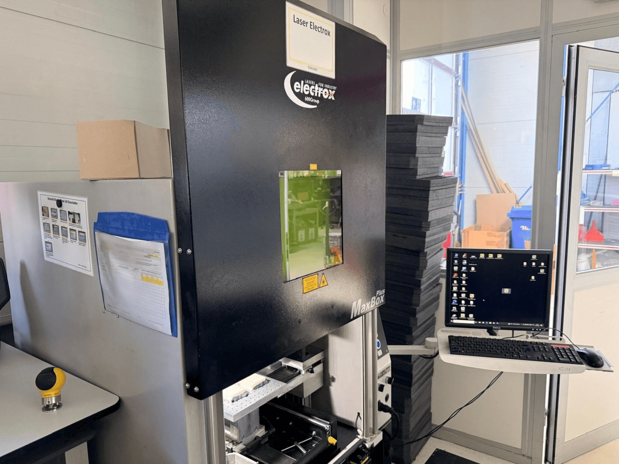 ELECTROX MaxBox Plus -lasermerkintäkone sivulta katsottuna; kuvassa näkyvät ohjausnäyttö, vihreä katseluikkuna ja työtila.