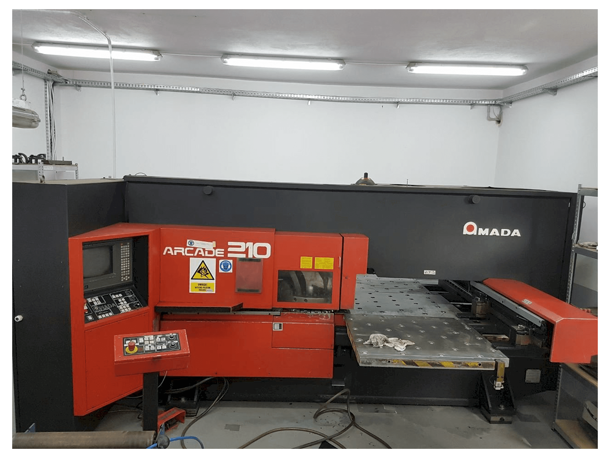 Koneen AMADA ARCADE 210 etunäkymä