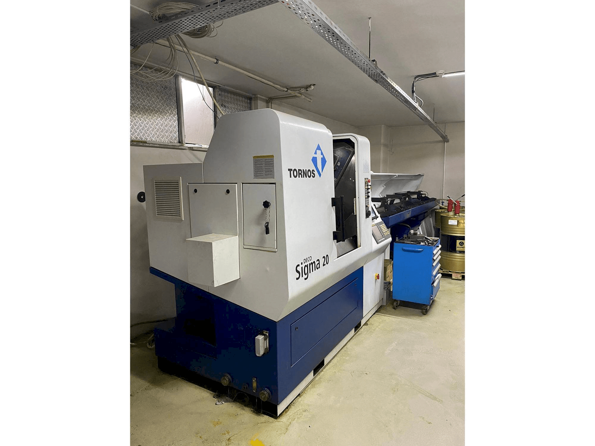 Koneen Tornos Delta Sigma 20 vasemman sivun näkymä