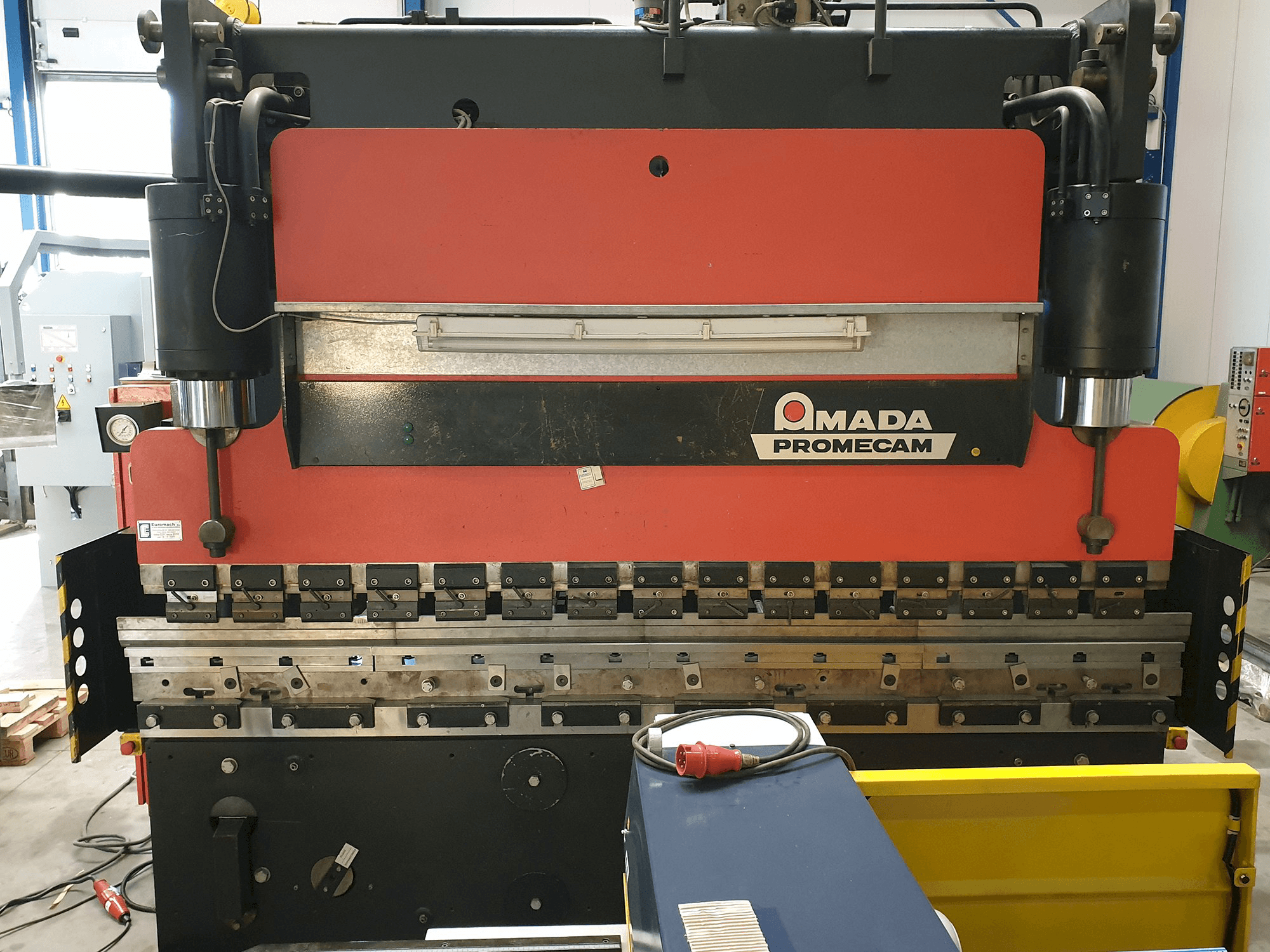 Koneen AMADA etunäkymä PROMECAM STPC 200/30