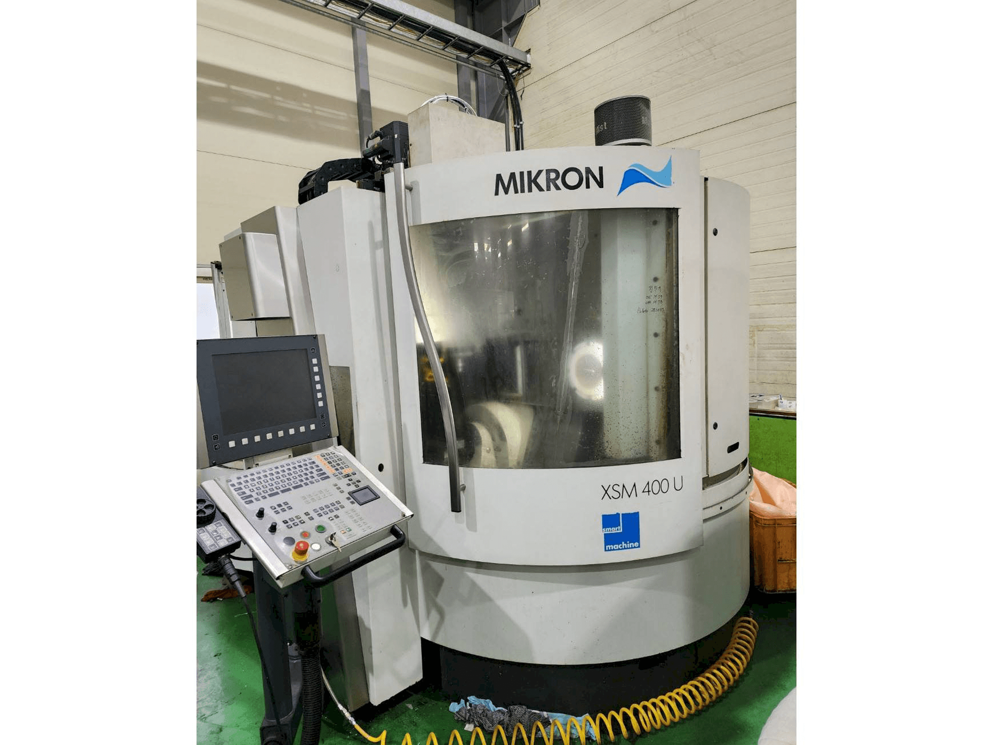 Koneen MIKRON XSM 400 U etunäkymä