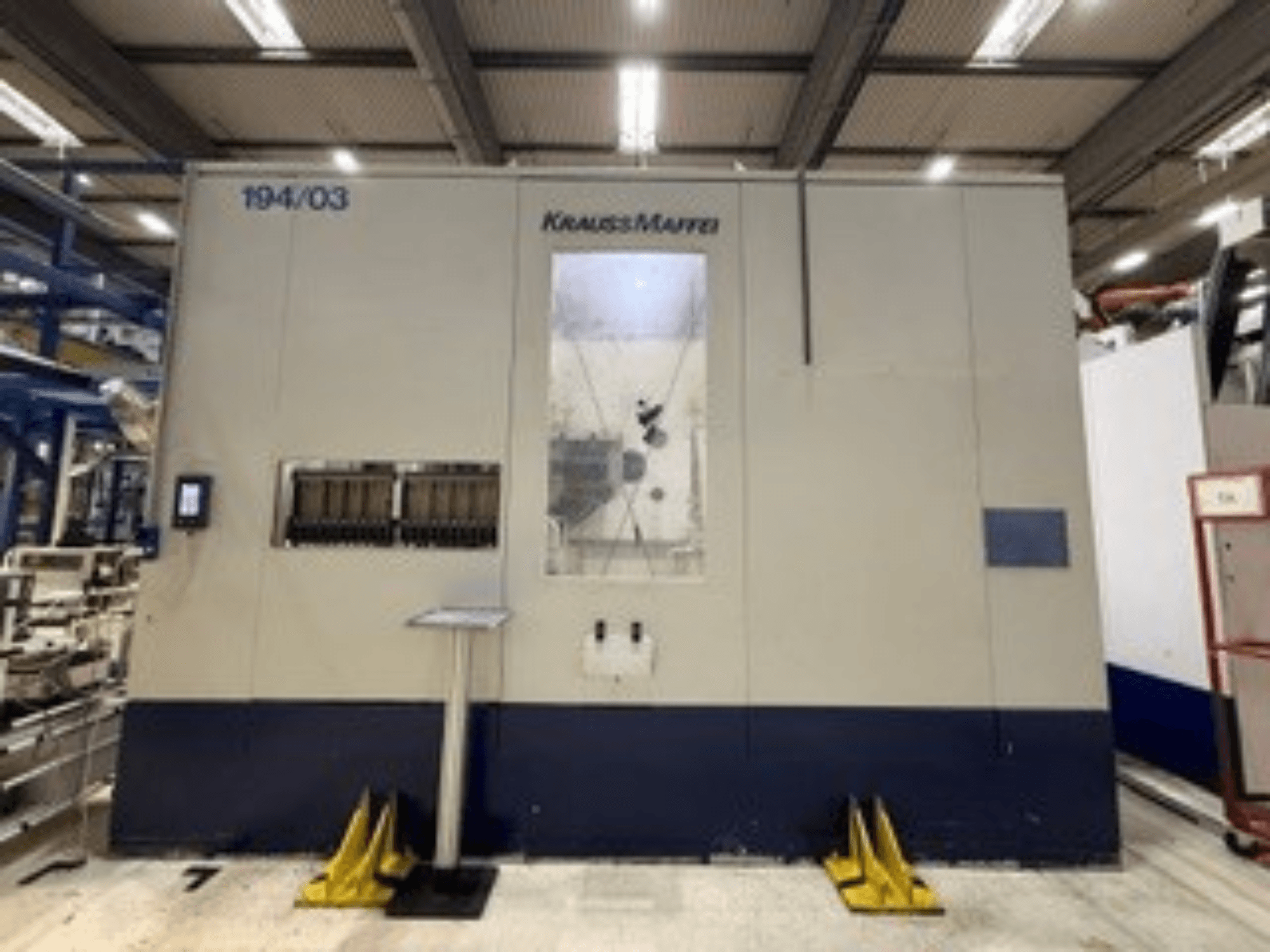 Krauss Maffei 4000-24500 MC -hydraulisen ruiskuvalukoneen etunäkymä, jossa näkyvät ohjauspaneeli ja käyttöelementit.
