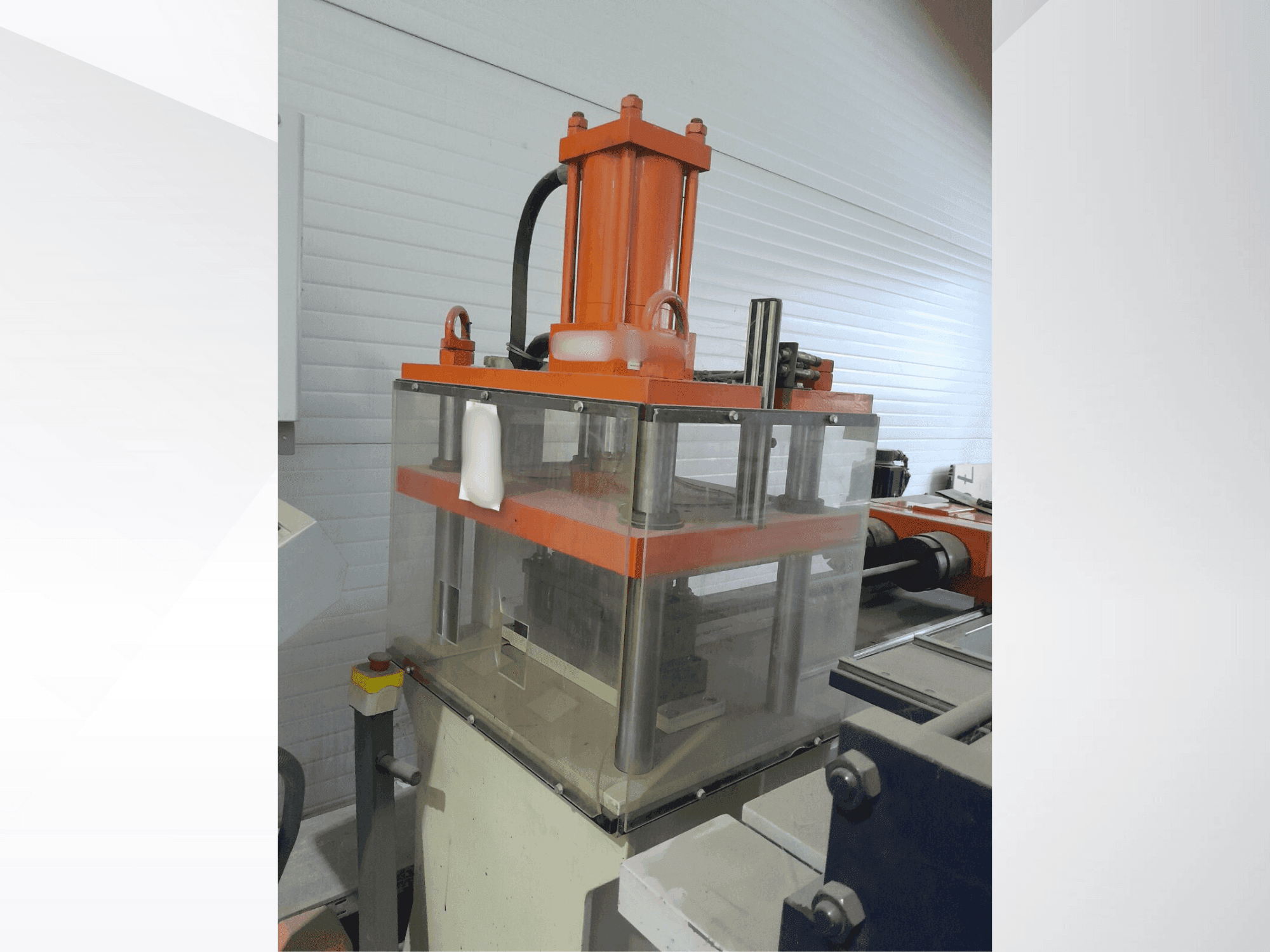 Koneen UZMA MAKINA PDM 30 etunäkymä