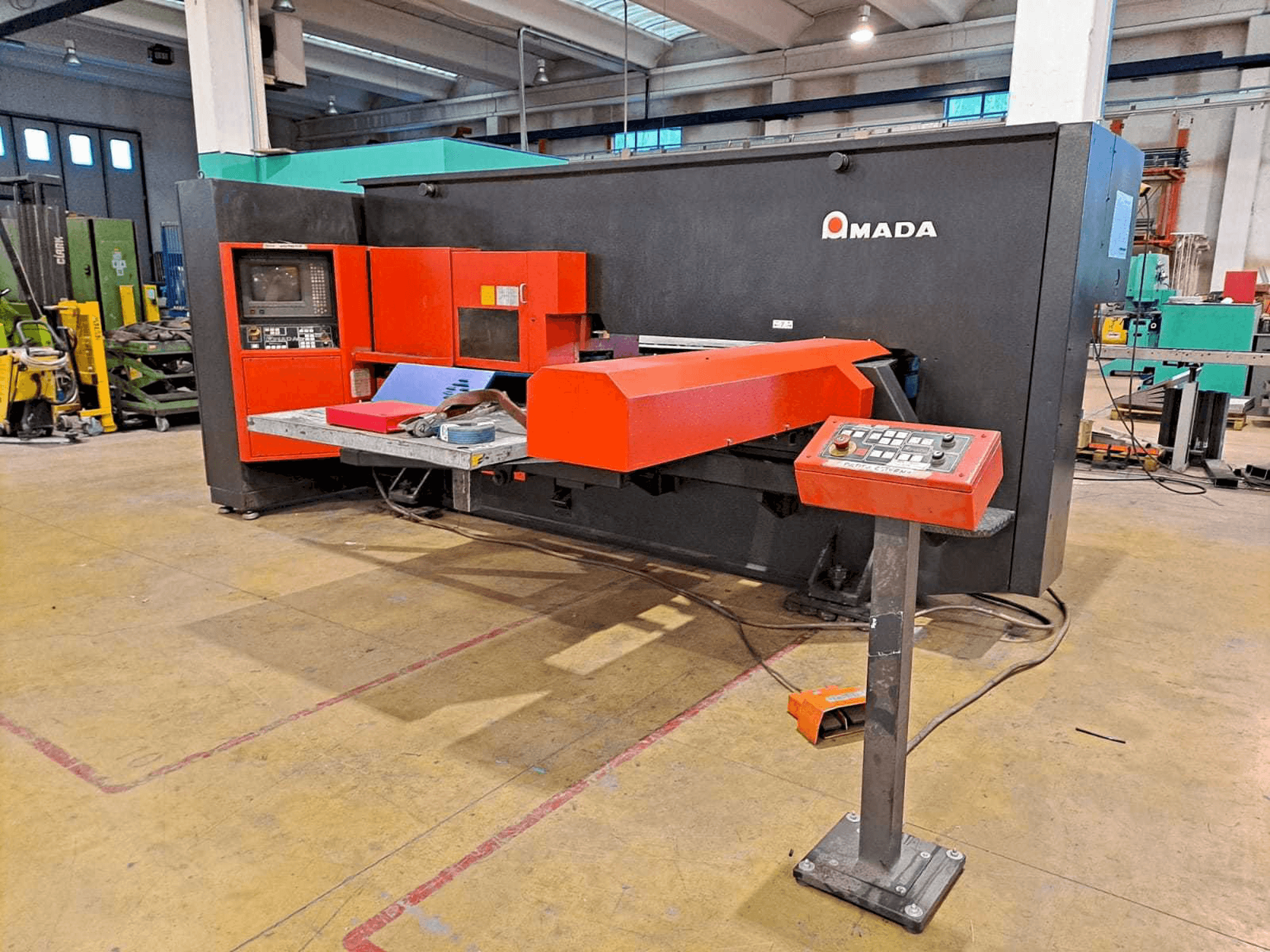 Koneen AMADA ARCADE 212 etunäkymä