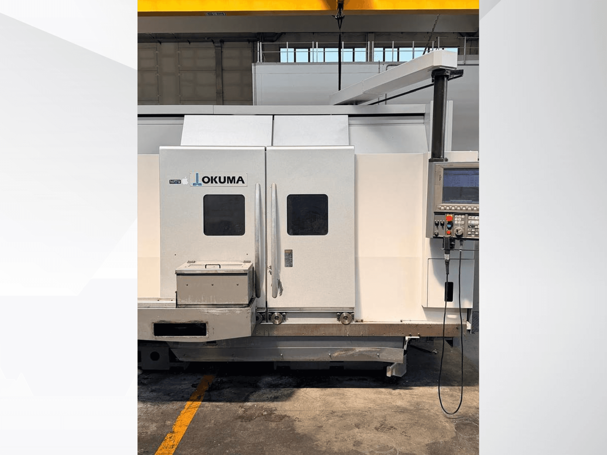 Okuma LB 3000 EX MYW 800 -vaakasuora sorvi, sivukuva, jossa näkyvät ohjauspaneeli ja huoltoluukut.