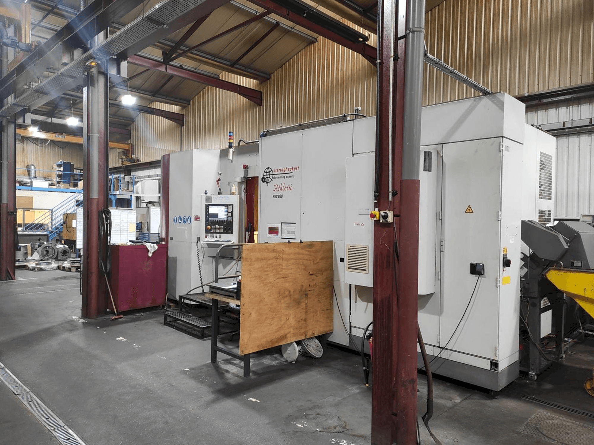 Koneen Starrag HEC 800 - 5 AXES etunäkymä