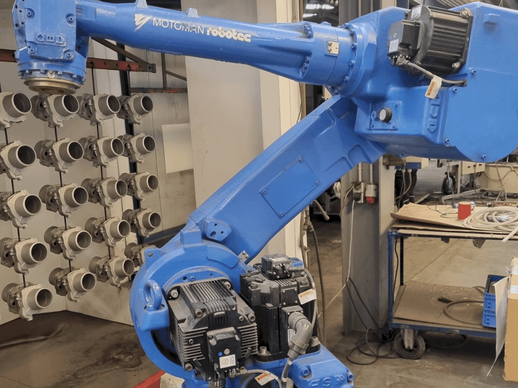 Koneen MOTOMAN UP50N etunäkymä