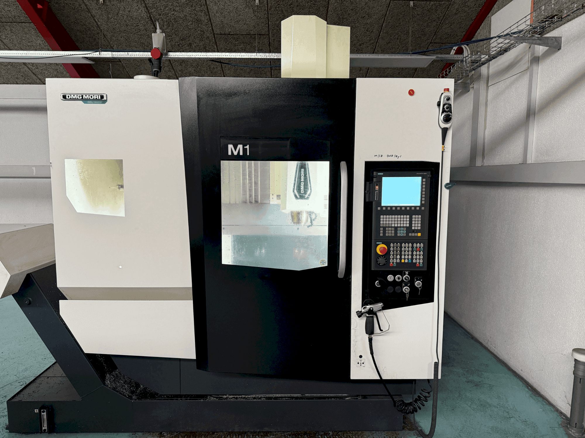 Koneen DMG MORI M1 Pro etunäkymä