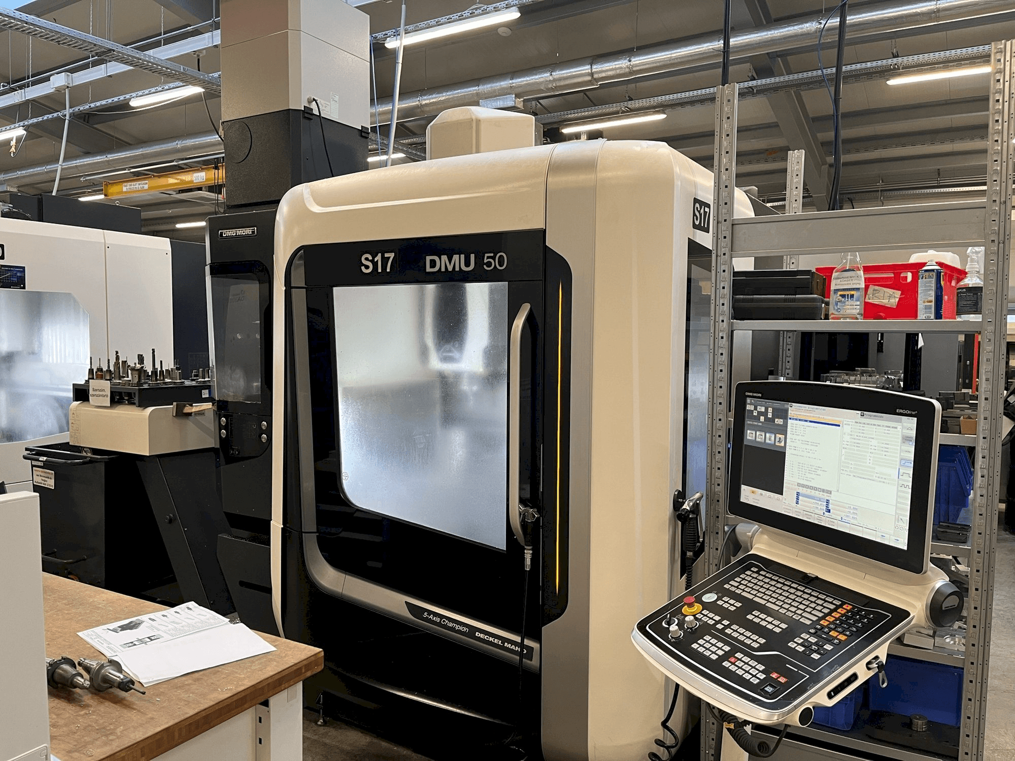 Koneen DMG MORI DMU 50 etunäkymä