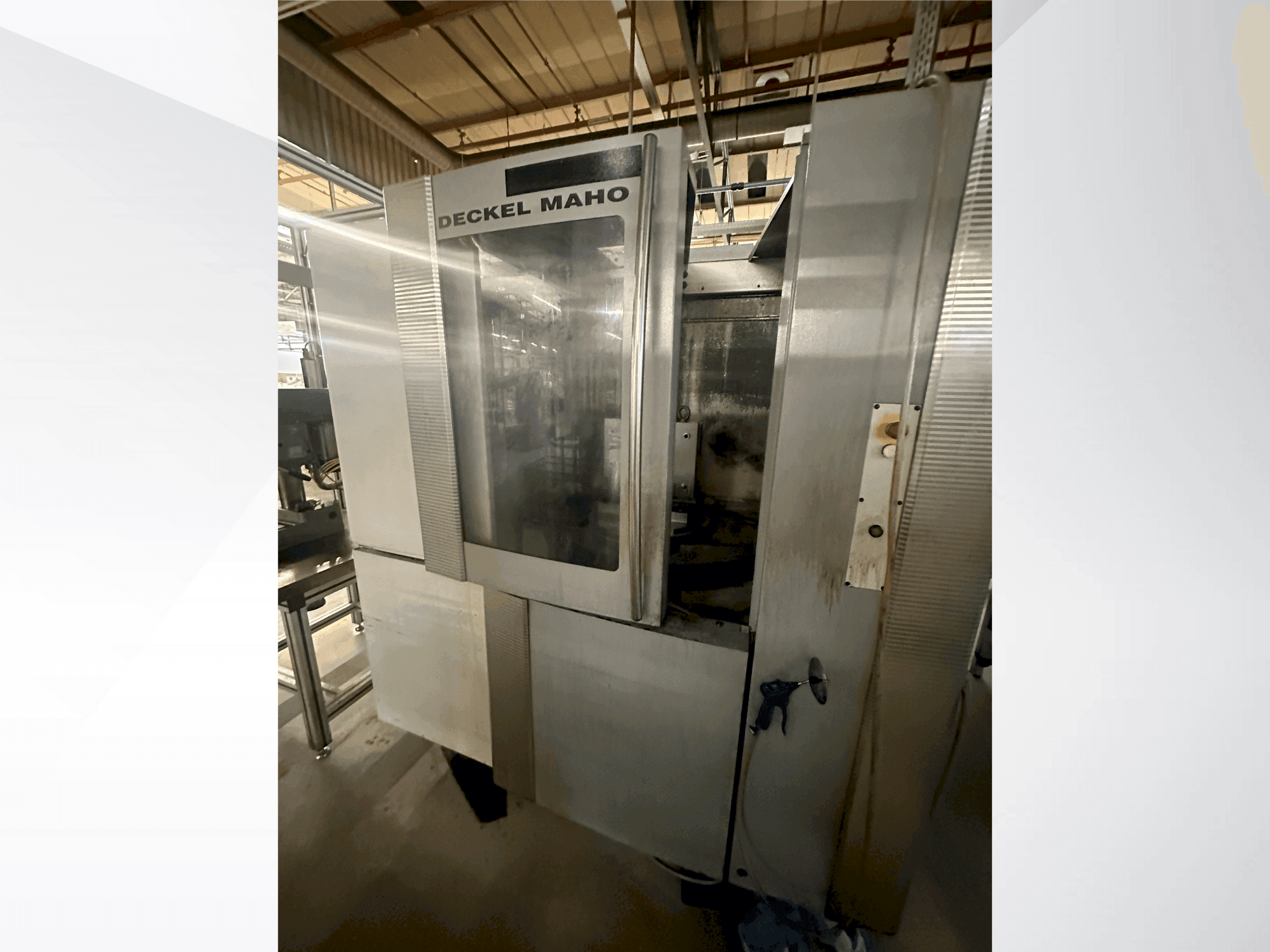 Koneen DECKEL MAHO DMC 50H etunäkymä