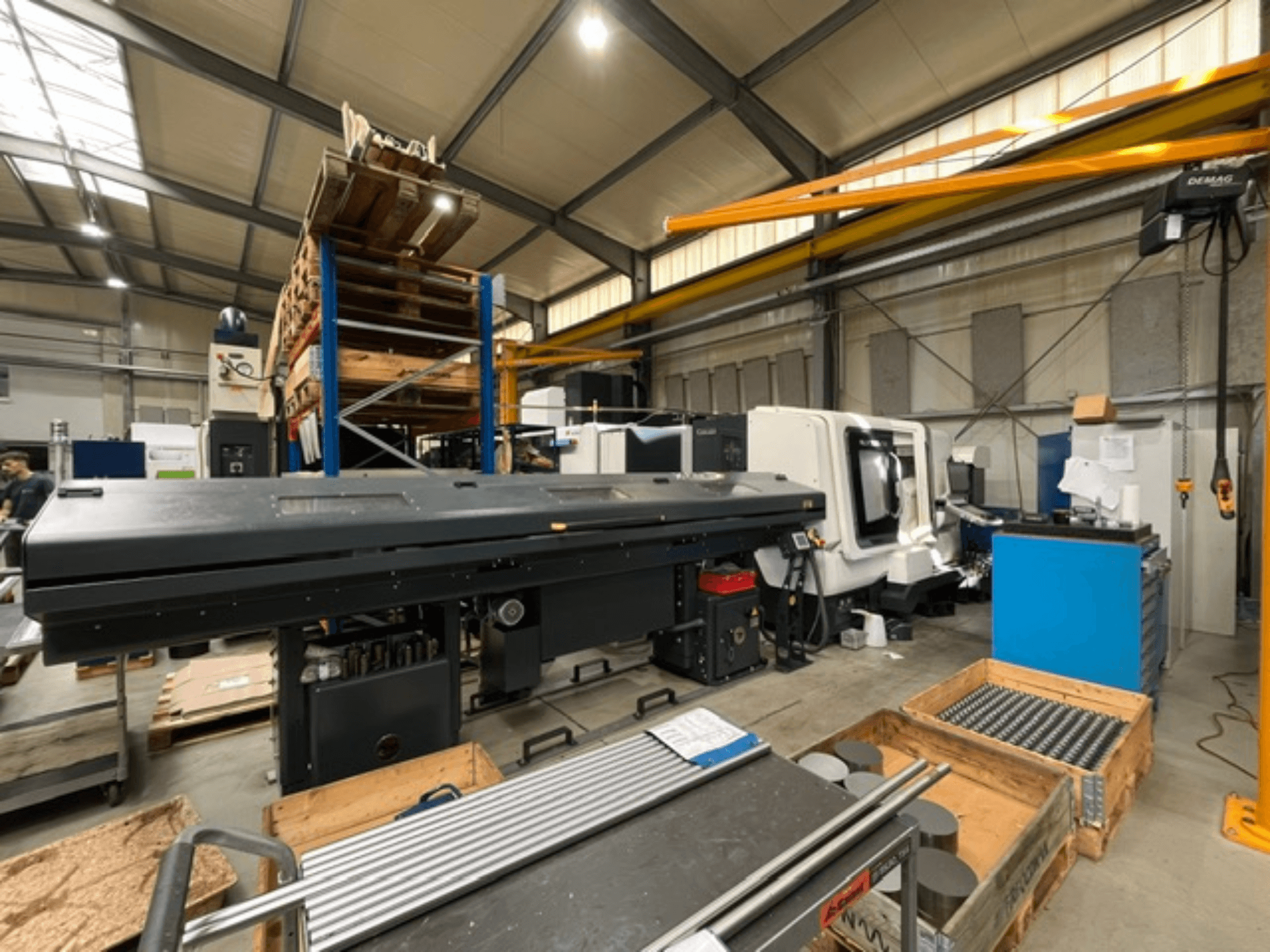 DMG MORI MORI NLX 2500/700 SY -vaakakara-sorvi tehdasympäristössä, sivulta katsottuna, työkalut ja alustat näkyvissä.