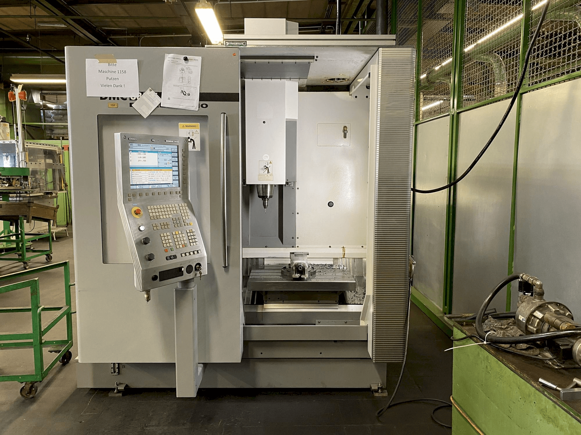 Koneen DECKEL MAHO DMC 635V etunäkymä