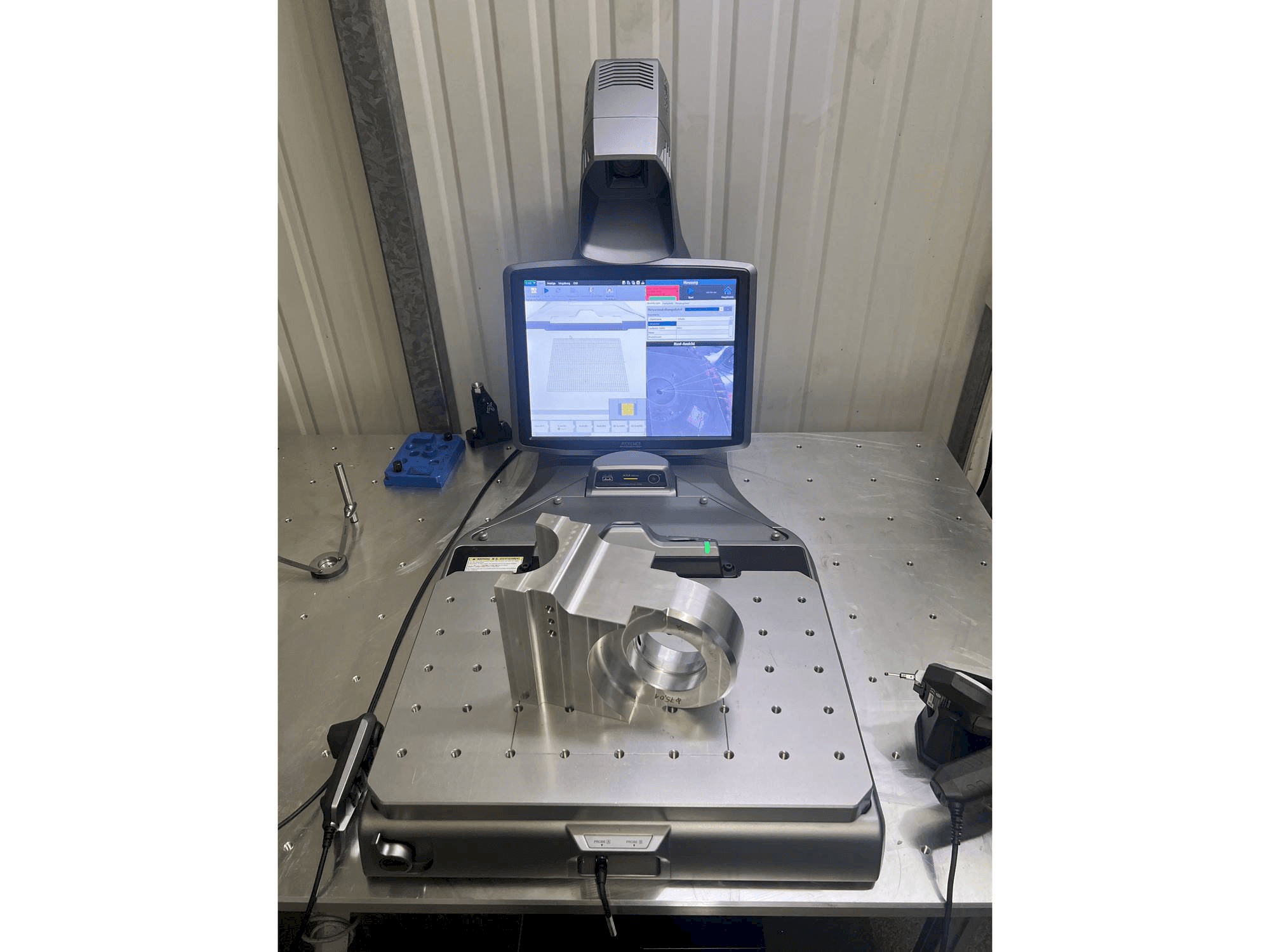 Koneen KEYENCE XM-C1000 etunäkymä