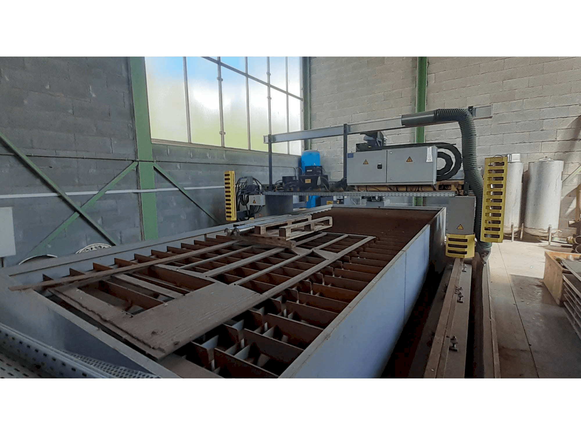 Koneen ESAB Suprarex SXE-HD 3500 vasemman sivun näkymä