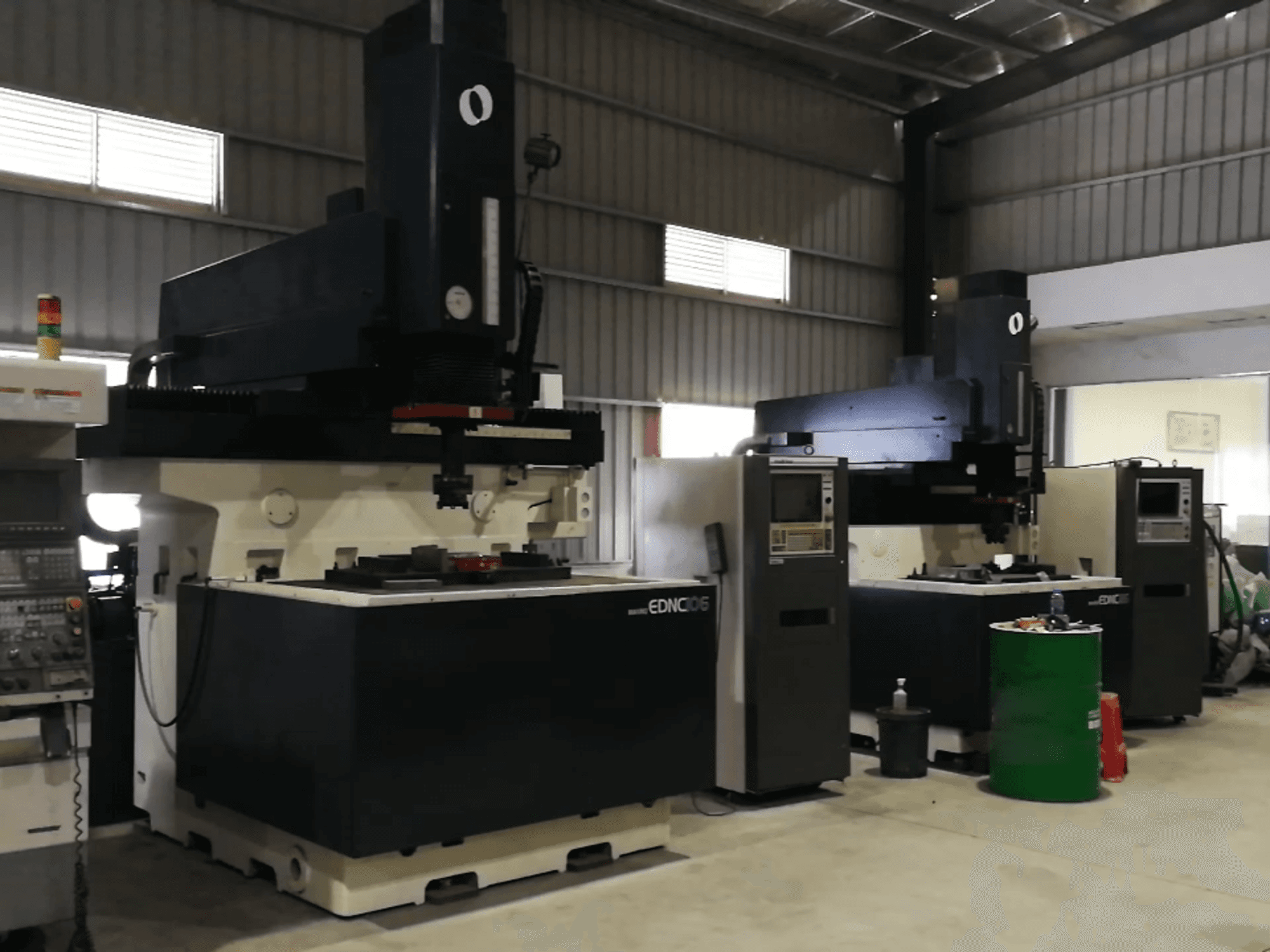 Koneen Makino EDNC106 Oikea näkymä