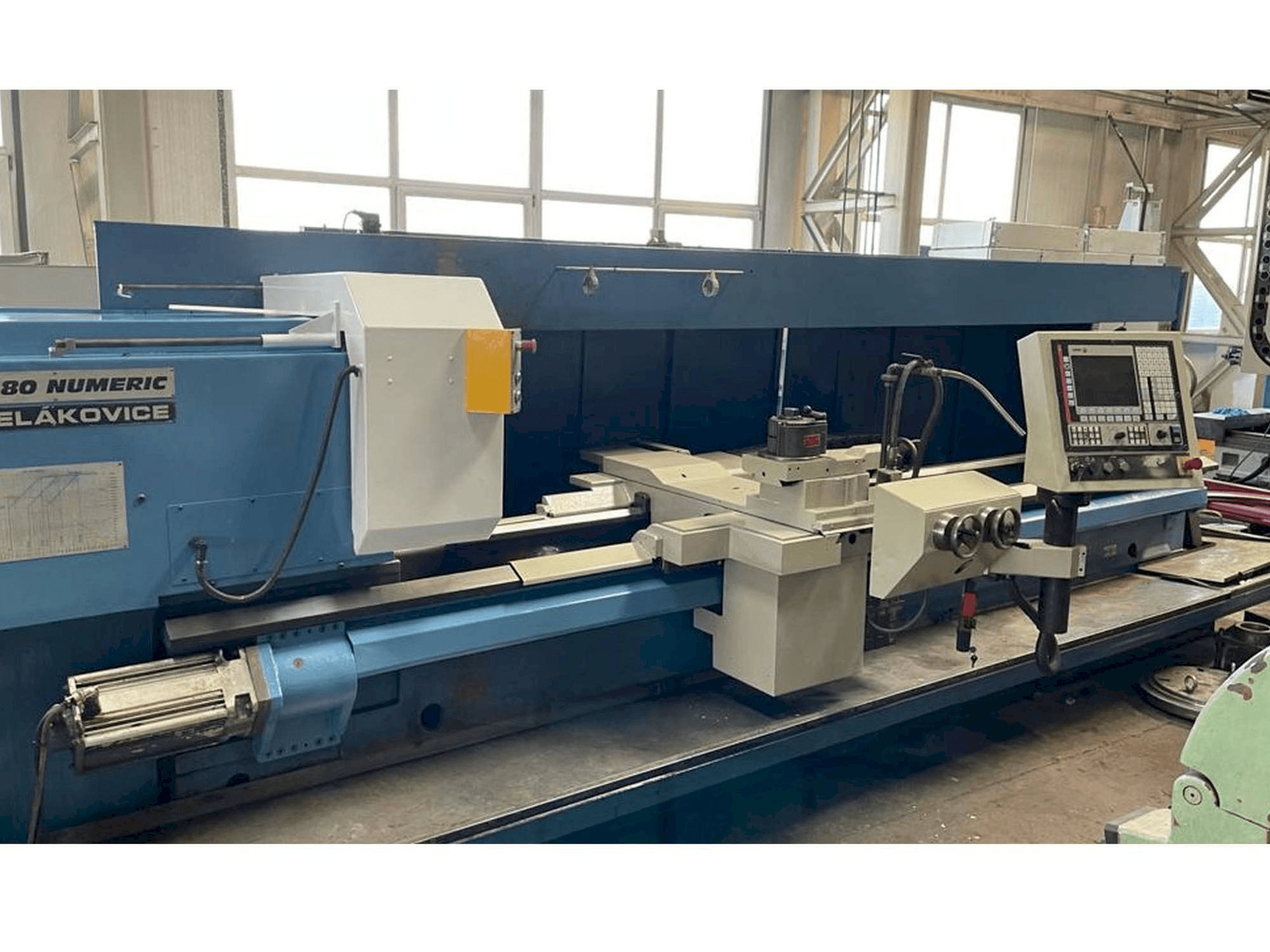 Koneen TOS SUA 80 / 3500 etunäkymä