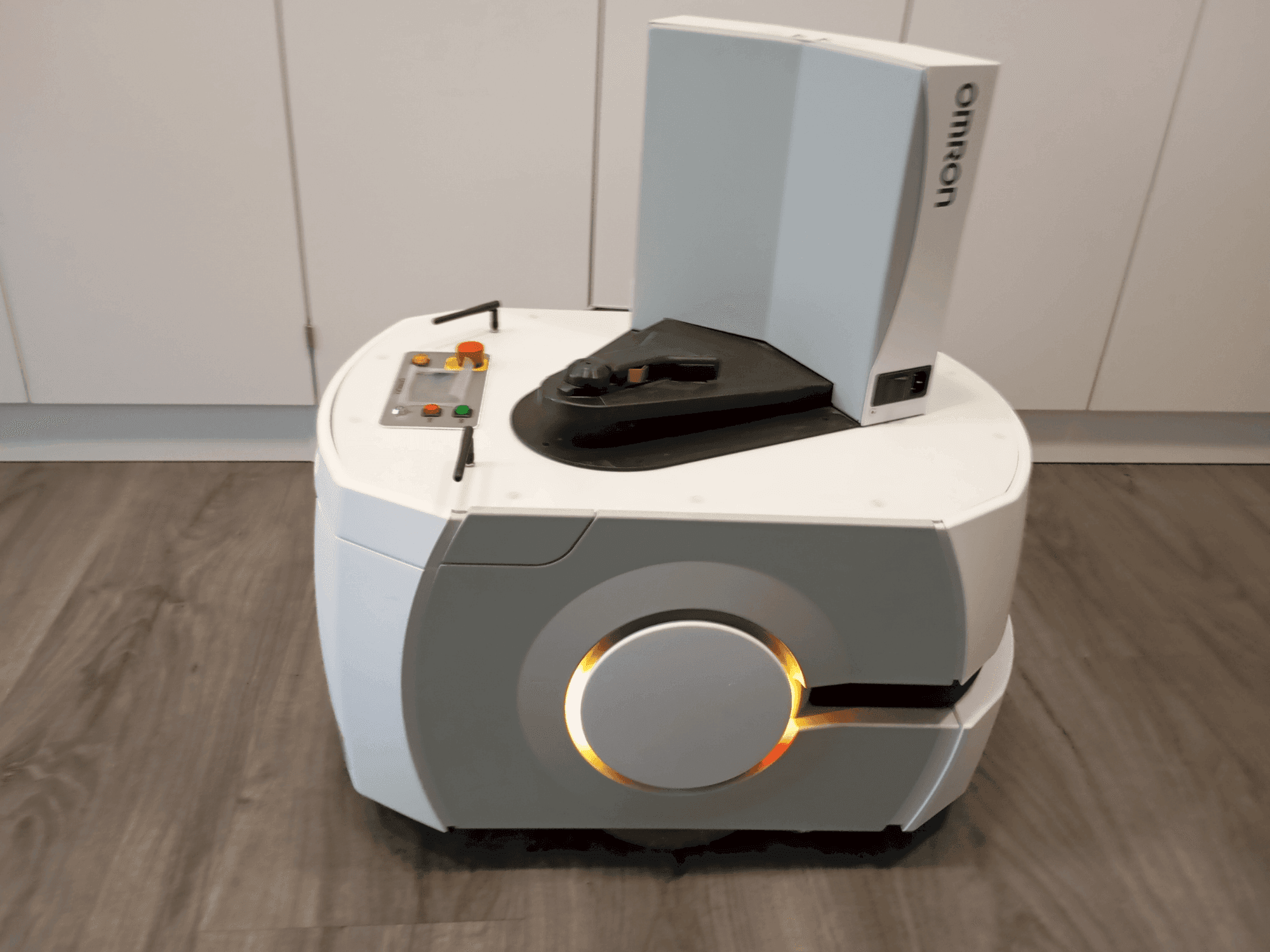 Koneen OMRON LD90 etunäkymä