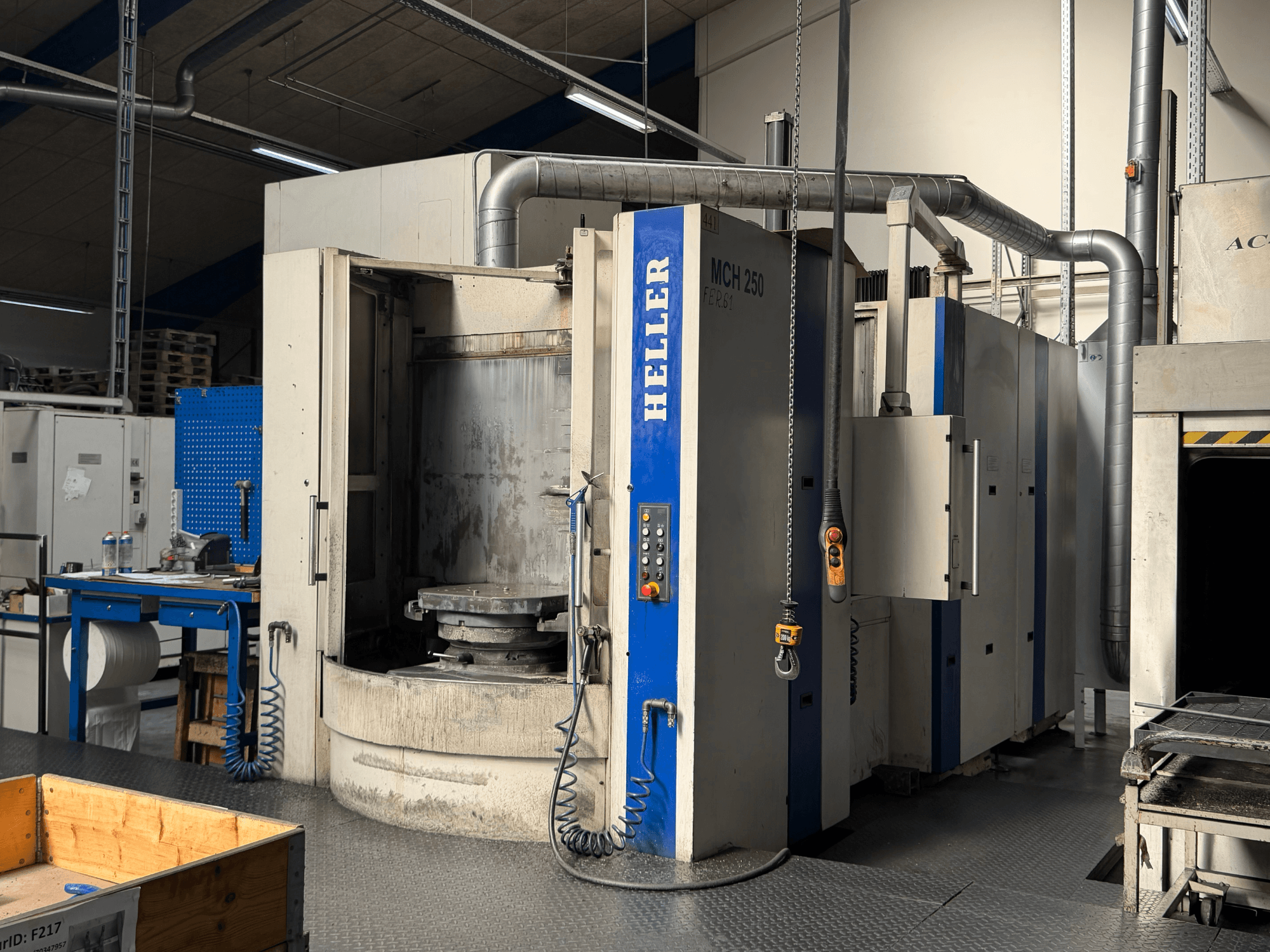 Etukuva HELLER MCH 250 -vaakakoneistuskeskuksesta, jossa on ohjauspaneeli, suuri pyörivä pöytä ja teollisuusympäristö.