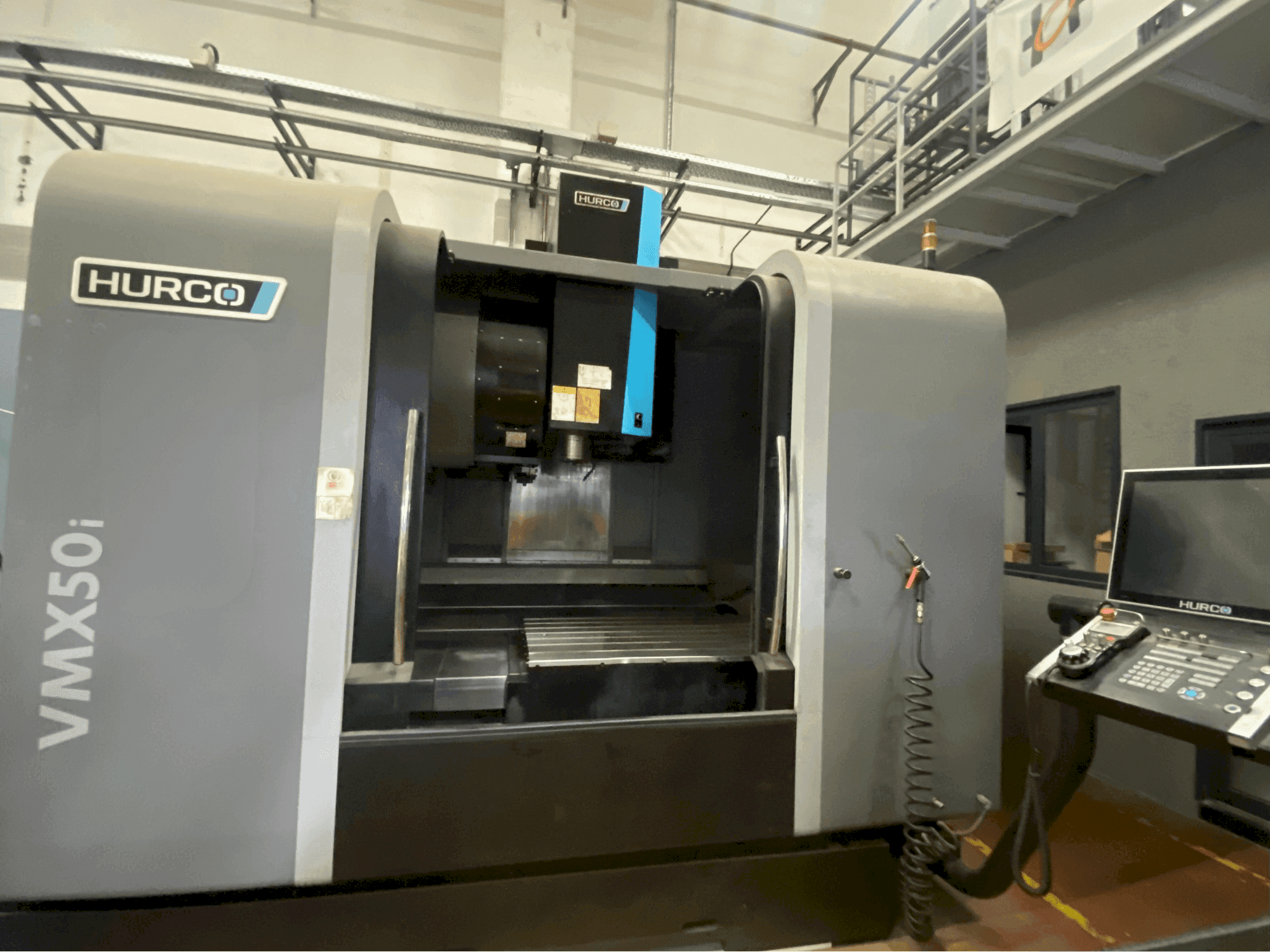 Koneen Hurco VMX50i etunäkymä