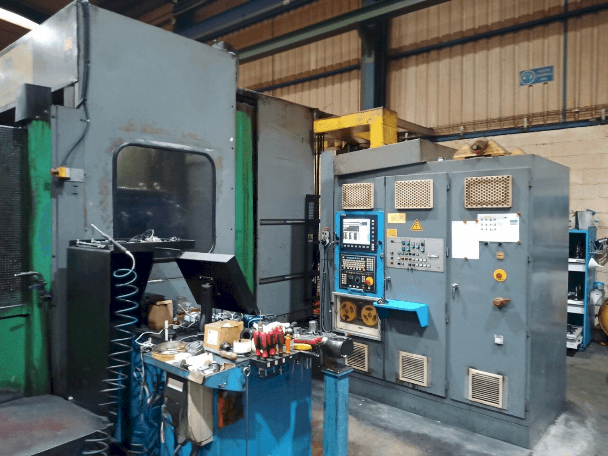 Koneen Correa XB-420 etunäkymä