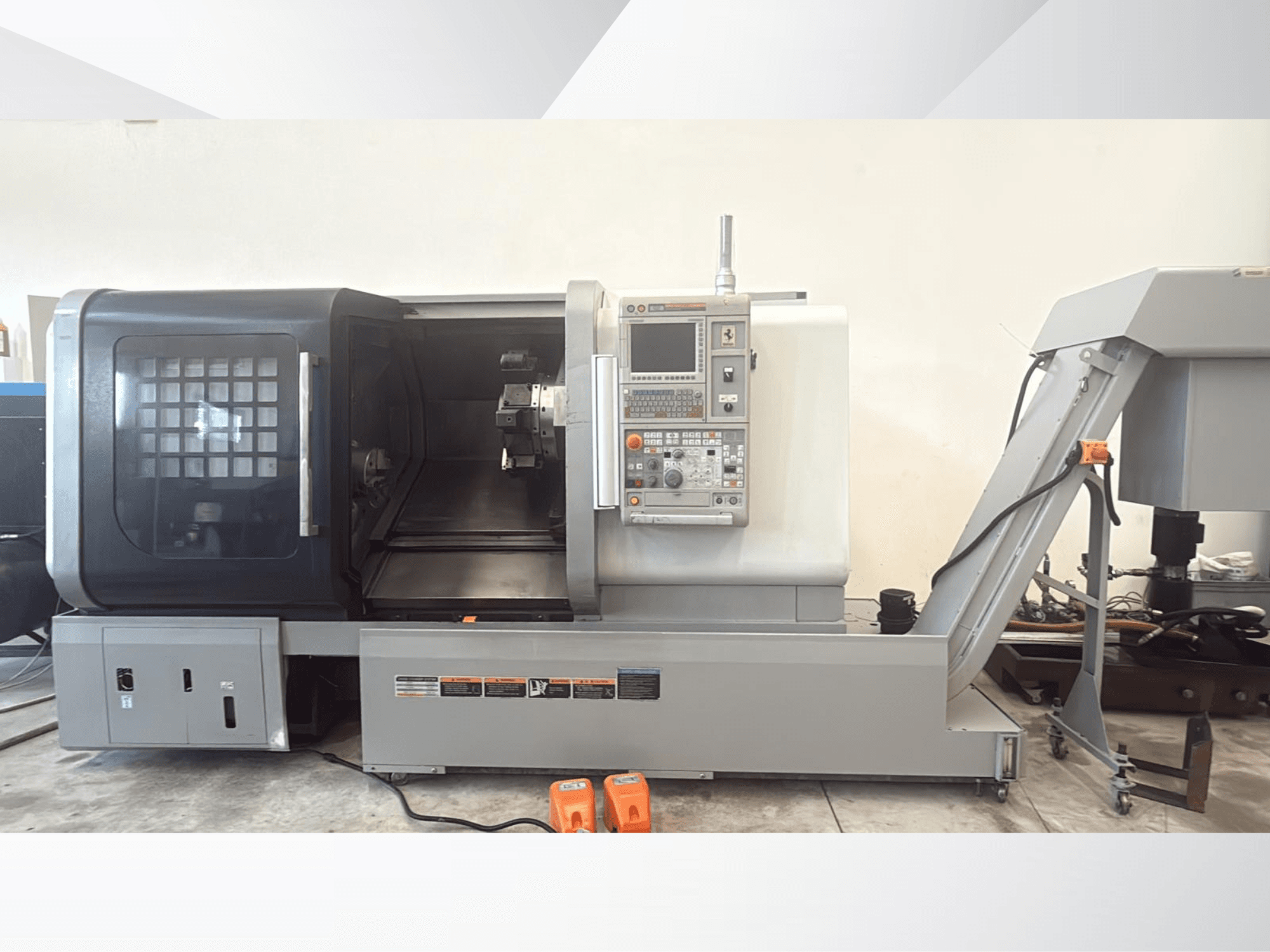MORI SEIKI NLX 2500M -vaakakara-sorvi edestä katsottuna; kuvassa näkyvät ohjauspaneeli ja esteetön pääsy työstöalueelle.