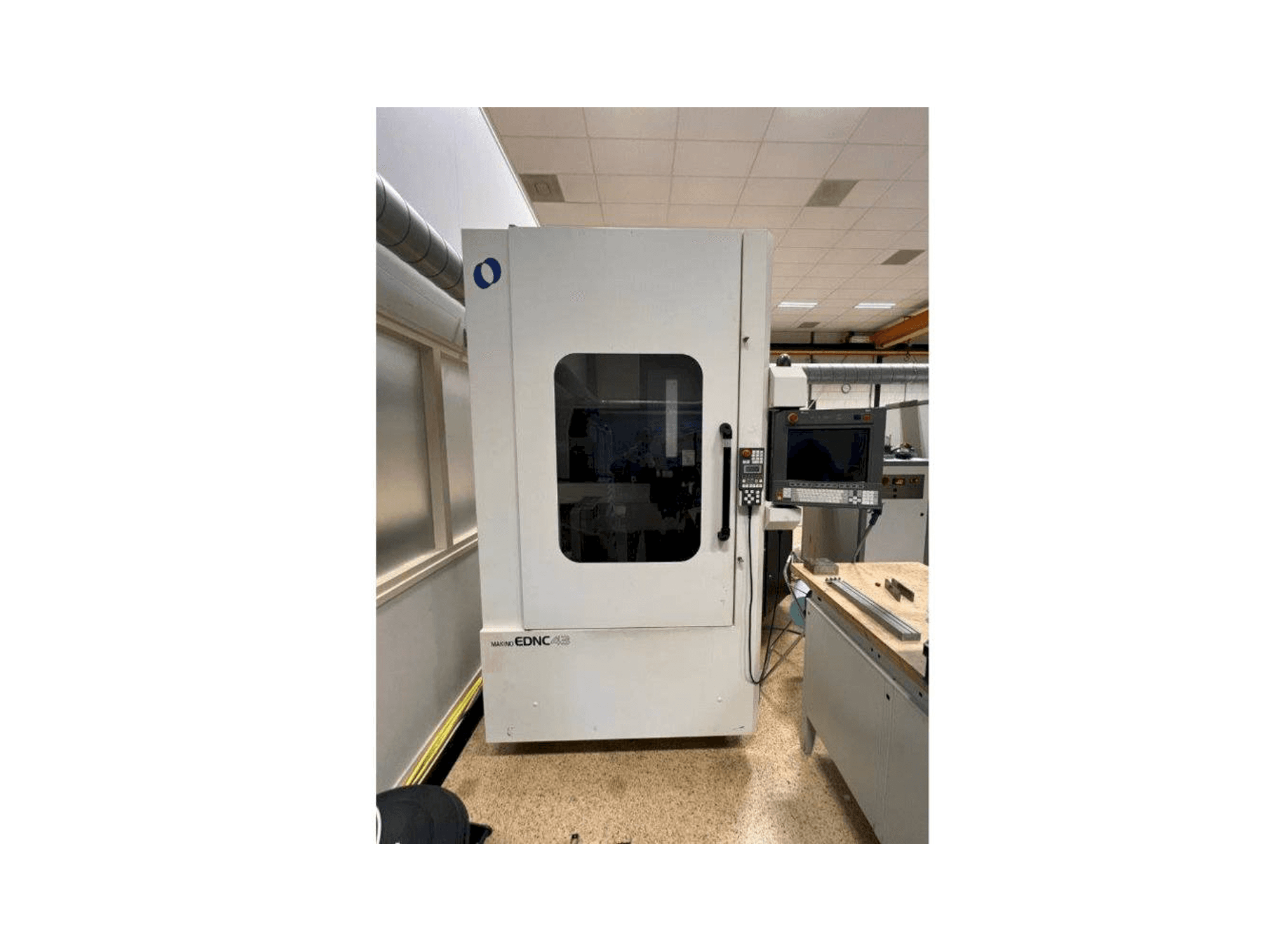 Koneen Makino EDNC 43 etunäkymä