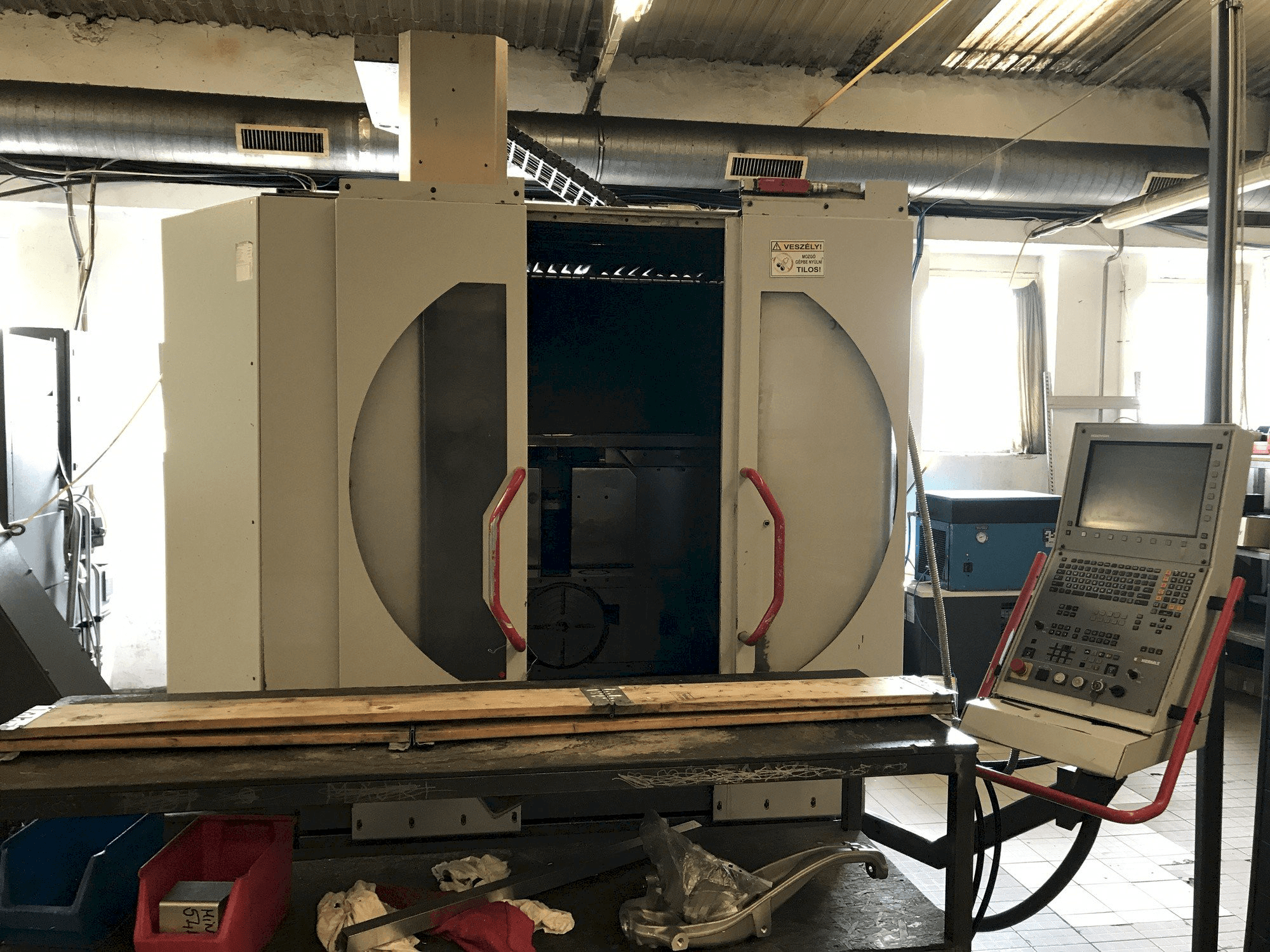 Koneen HERMLE B 300 U etunäkymä