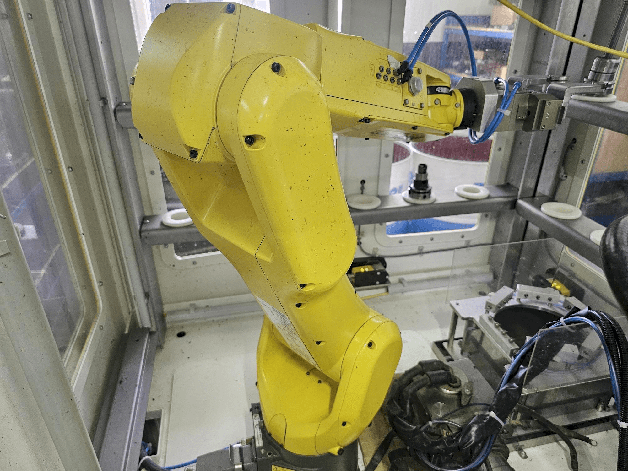 Koneen FANUC LR Mate 200 id 7L etunäkymä
