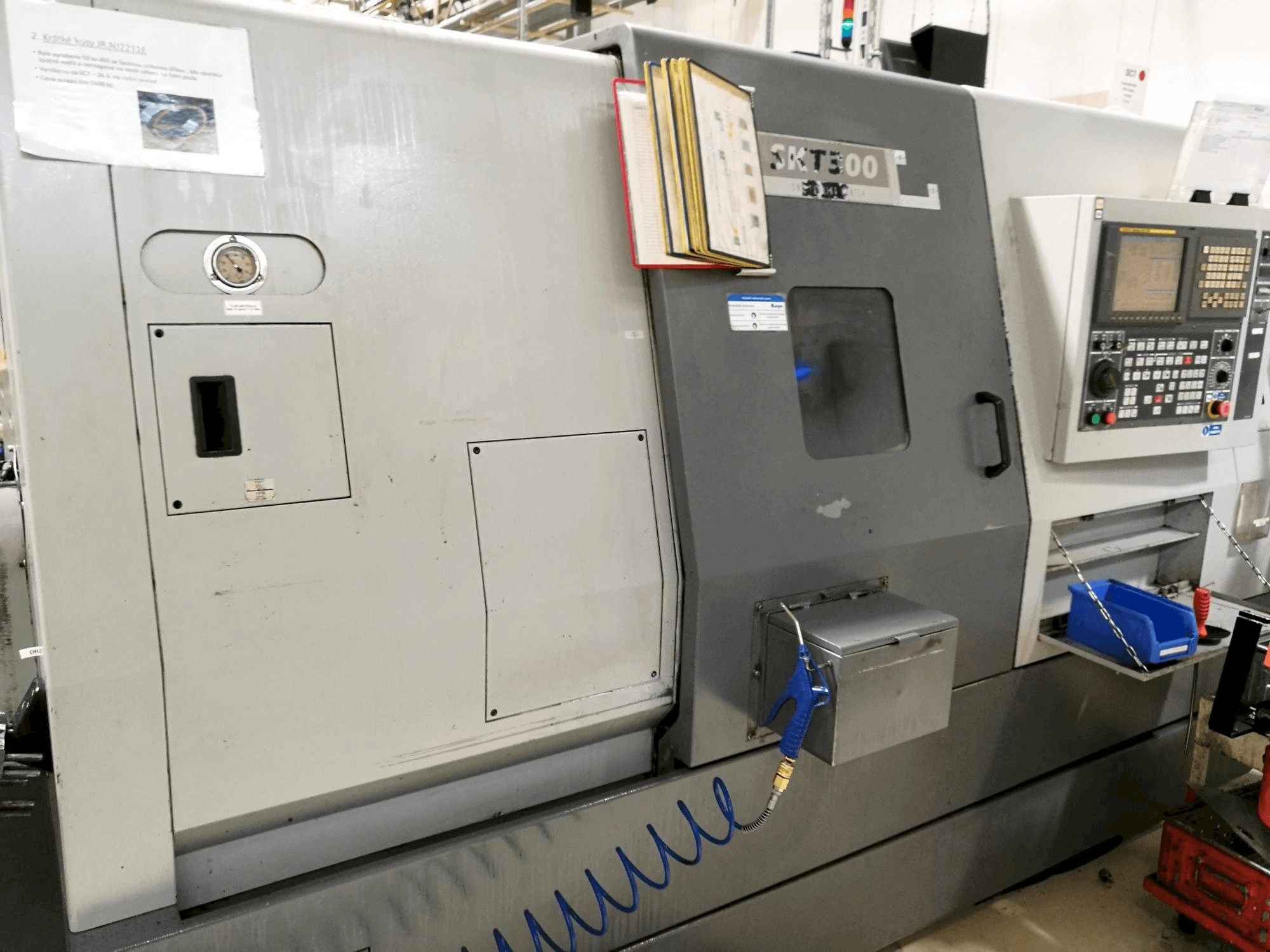 Koneen Hyundai Kia SKT 300 etunäkymä