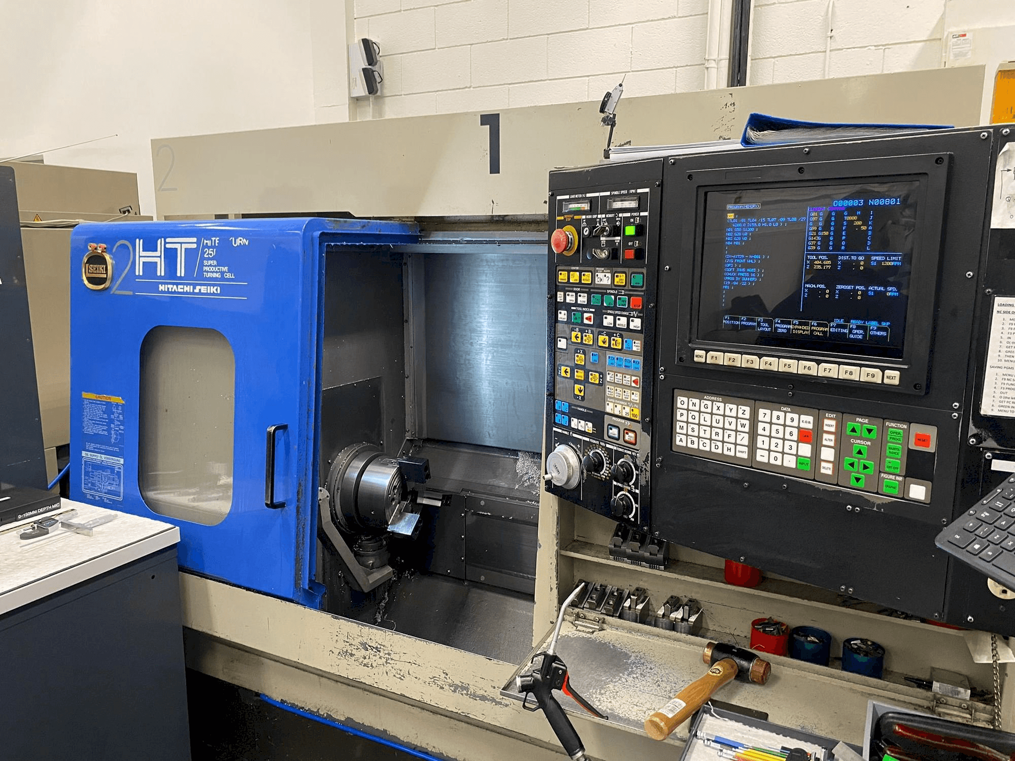 Koneen HITACHI SEIKI Hi Tech 25R etunäkymä