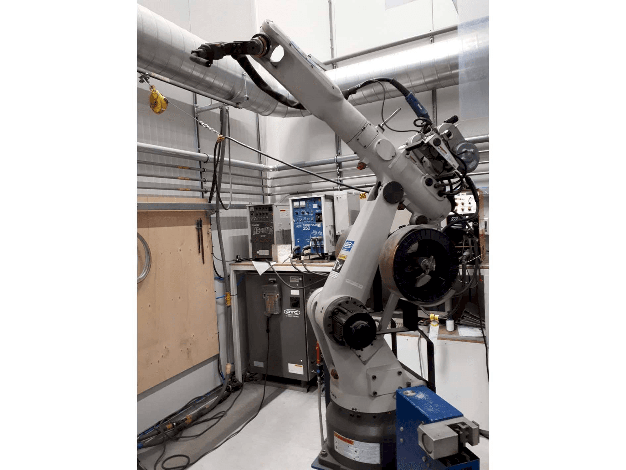 Koneen OTC Daihen Welding Robot etunäkymä