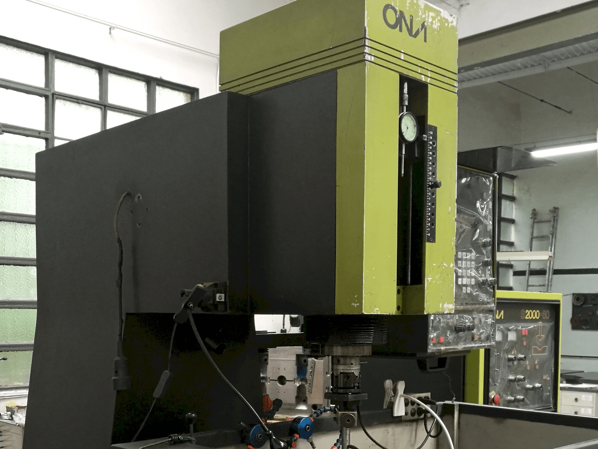 Koneen ONA IN 260 vasen näkymä