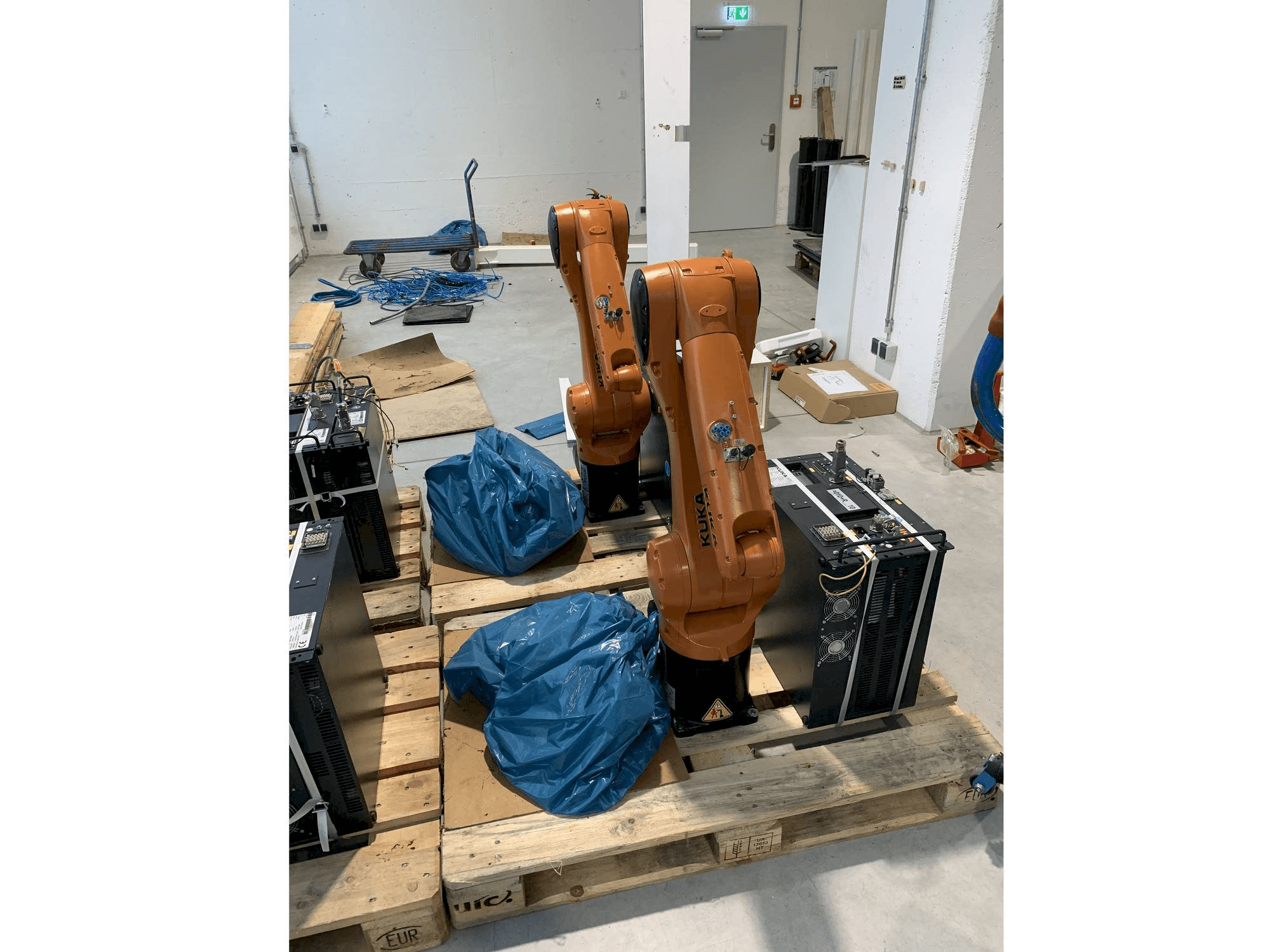 Koneen KUKA KR10 R1100 with KR C4 COMPACT Controller etunäkymä