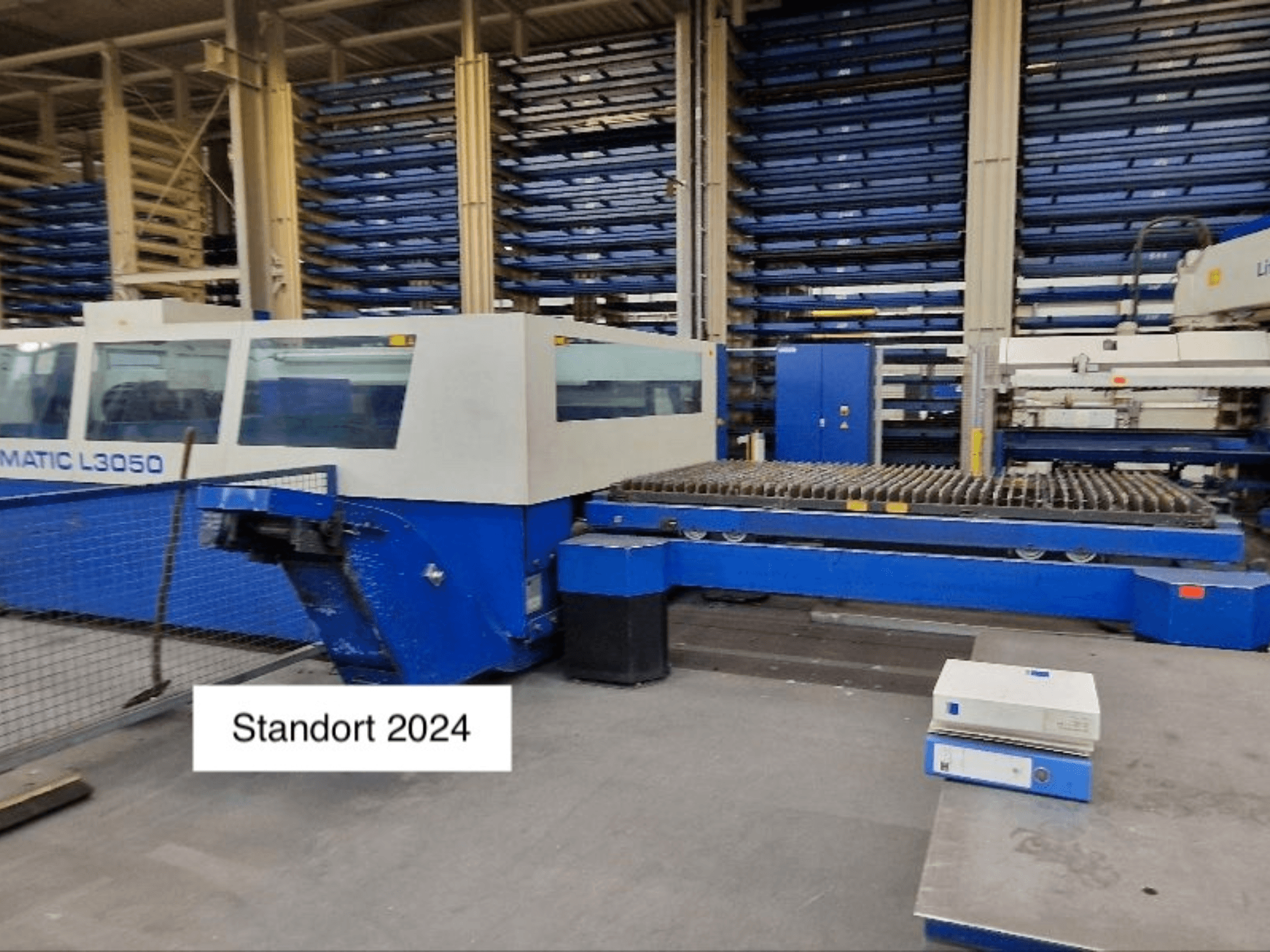 TRUMPF Trumatic L3050 CO2-laserleikkauskone etukuvassa, jossa on suuri leikkuualusta ja ohjauspaneeli.