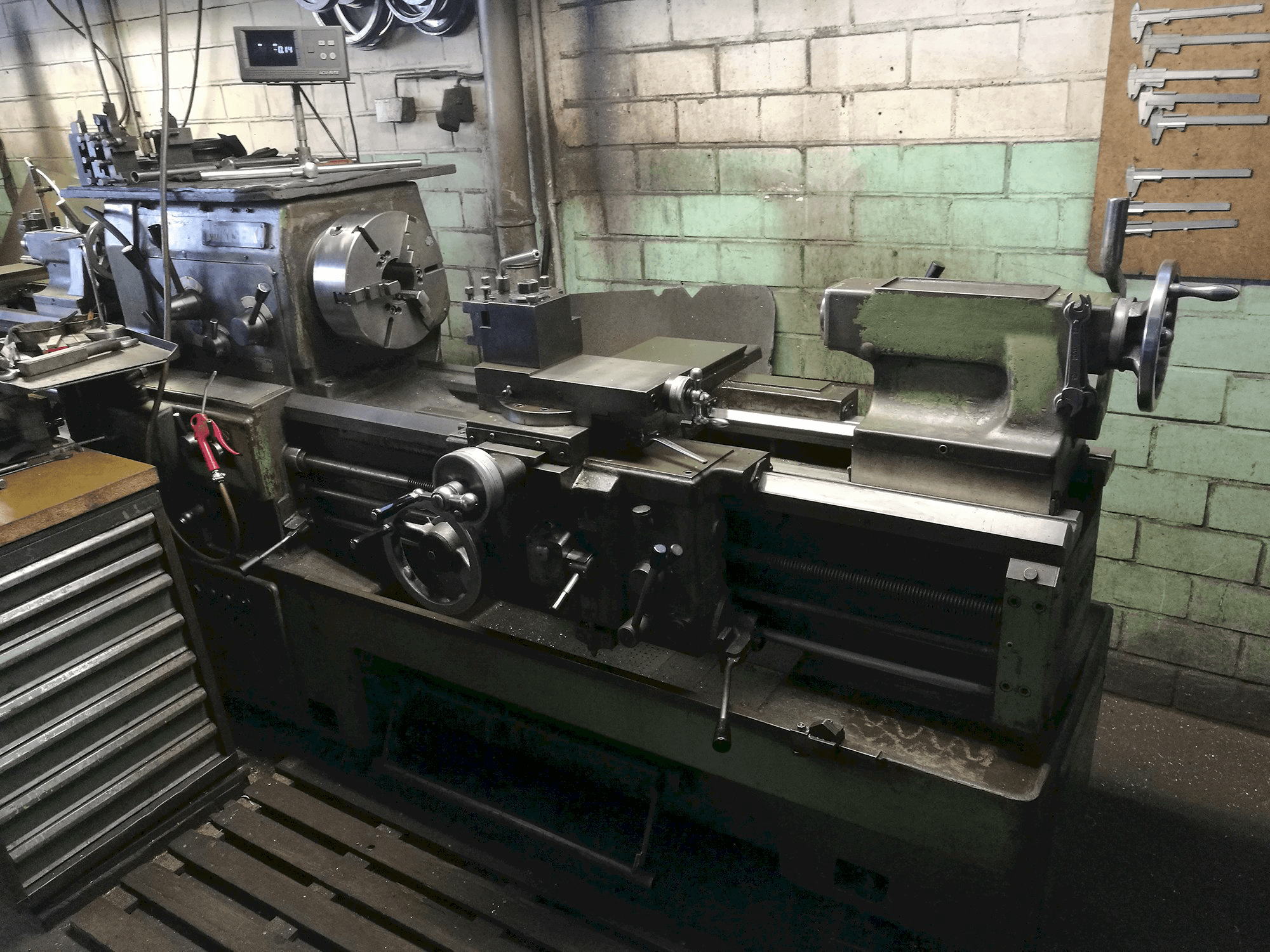 Koneen MORI SEIKI oikea näkymä MR 1000