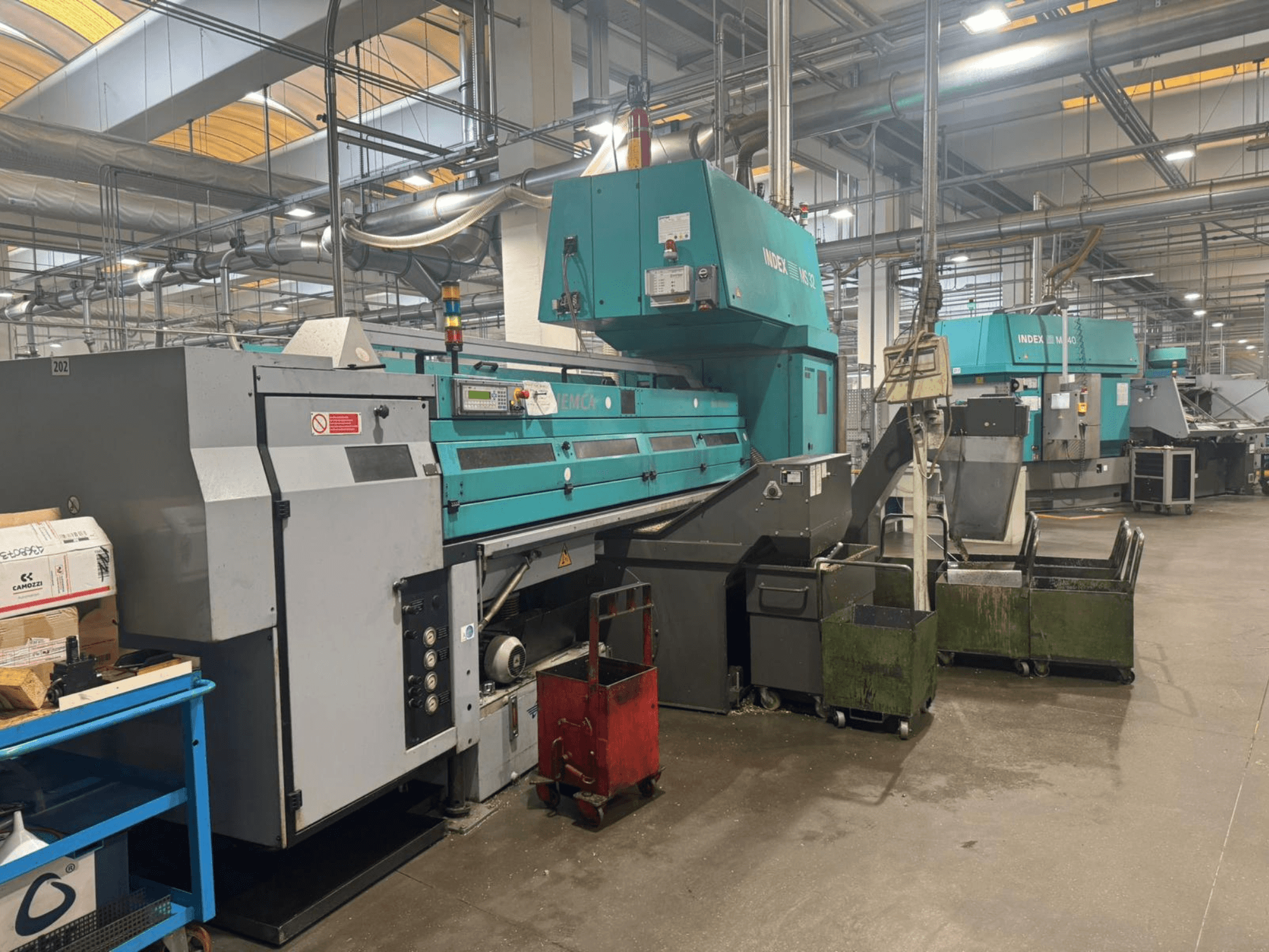 Monikarainen sorvauskone INDEX MS32C, etukuva, jossa näkyy hallintalaitteet ja käyttöalue korjaamolla.