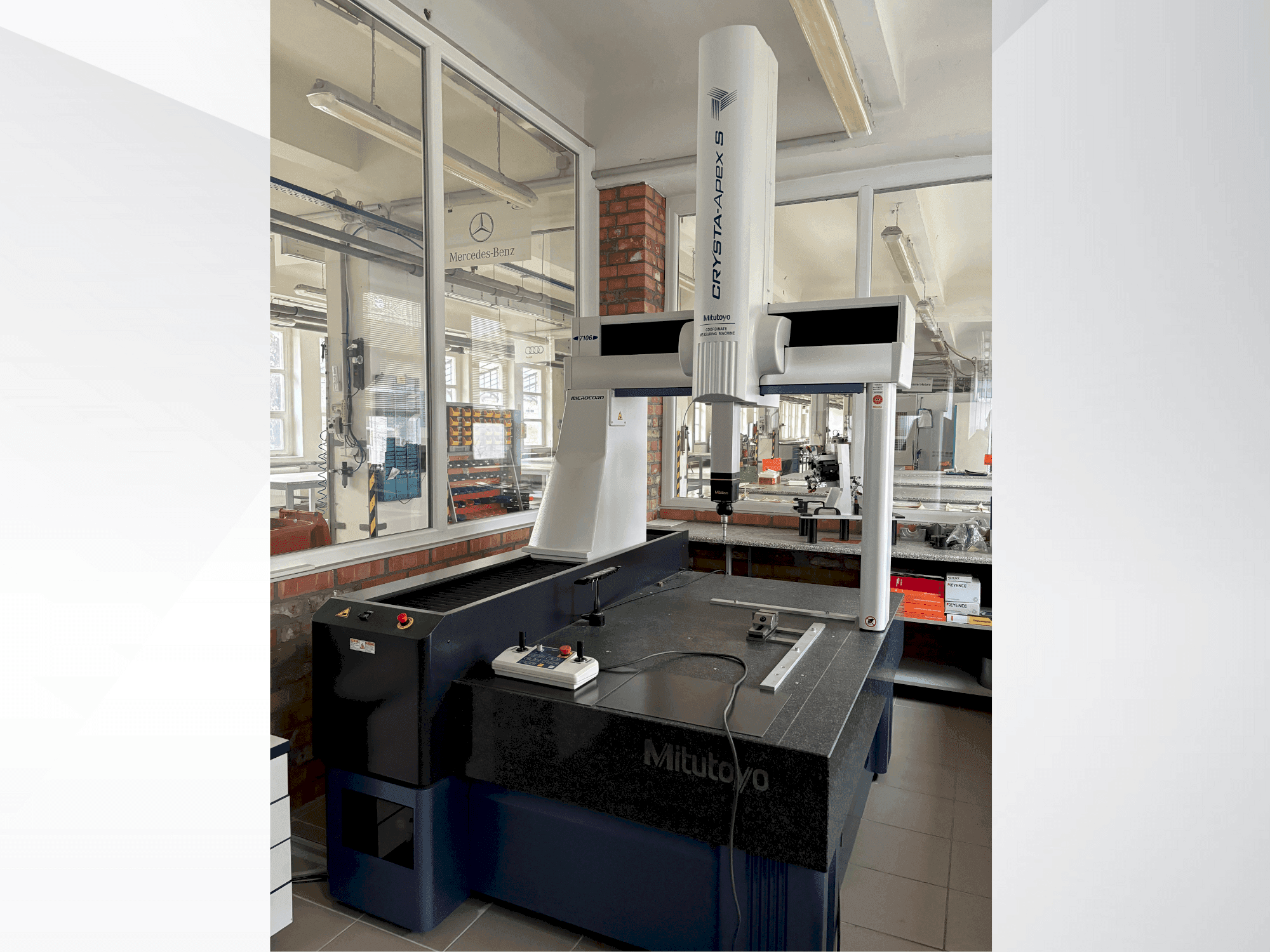 Koneen Mitutoyo CRYSTA-Apex S7106 etunäkymä