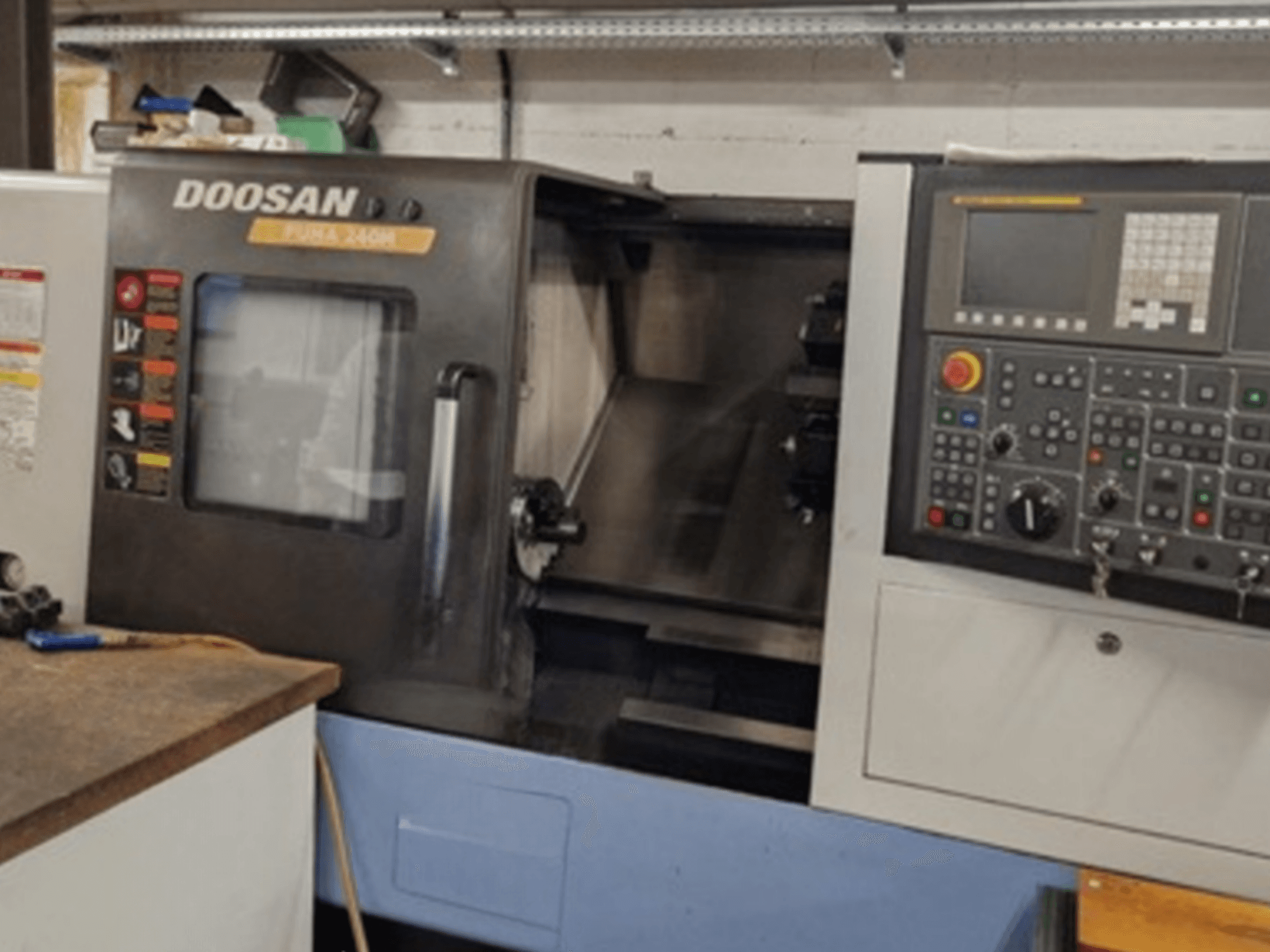 DOOSAN Puma 240MB -vaakasorvauskoneen etukuva, jossa näkyy ohjauspaneeli ja toimintoja.